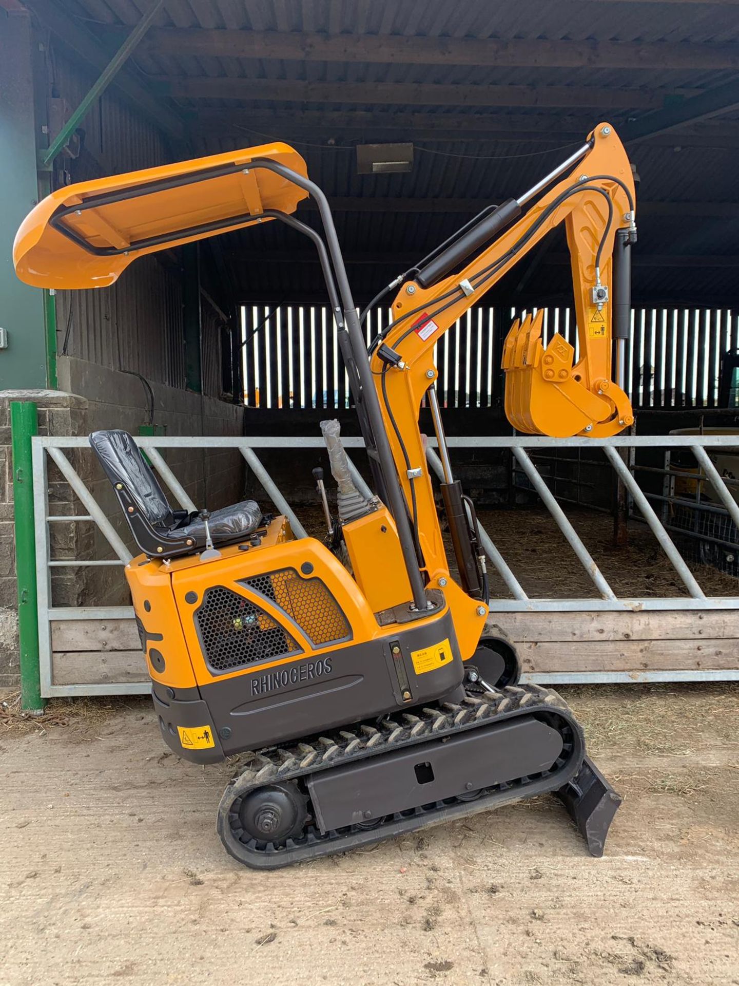 NEW & UNUSED MINI TRACKED EXCAVATOR MICRO RHINOCEROS XN08 C/W 3 X BUCKETS *PLUS VAT* - Image 3 of 10