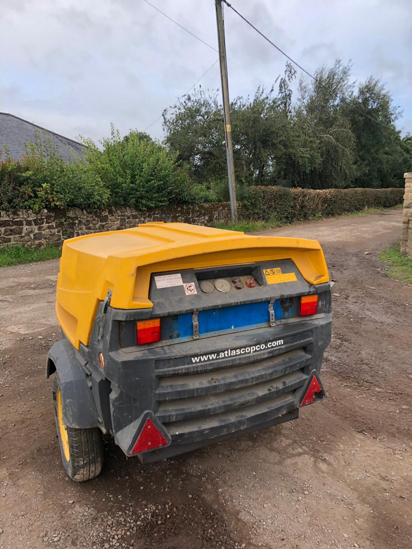 ATLAS COPCO SINGLE AXLE AIR COMPRESSOR RUNS, WORKS, MAKES AIR, KUBOTA DIESEL ENGINE *PLUS VAT* - Image 4 of 6