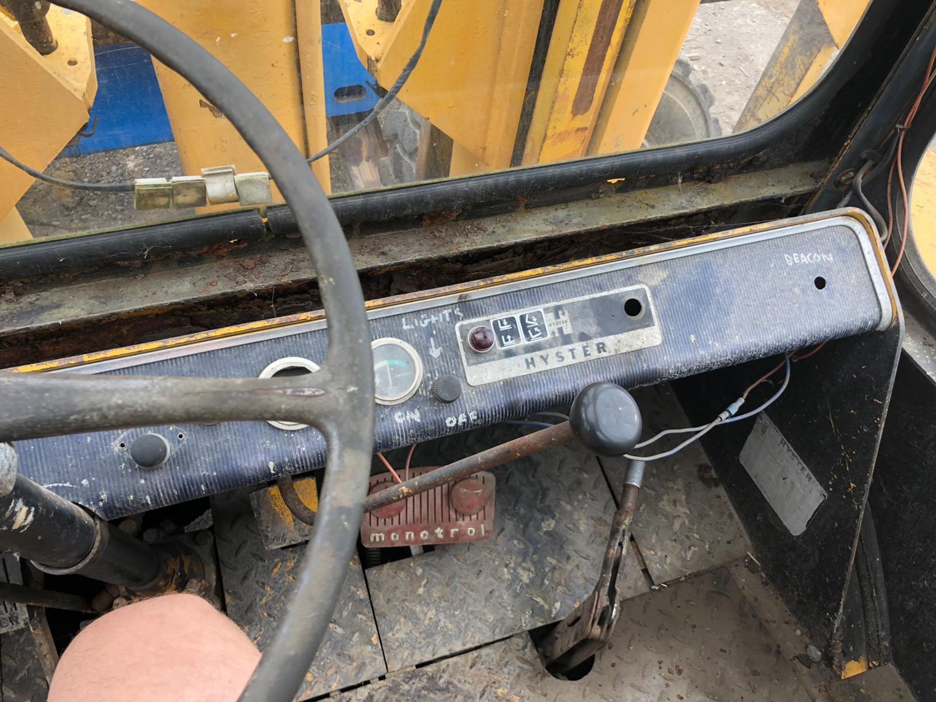 HYSTER 7 TON TWIN WHEELED FORK LIFT, BATTERY WAS FLAT BUT BELIEVED TO FUNCTION CORRECTLY *PLUS VAT* - Bild 4 aus 6