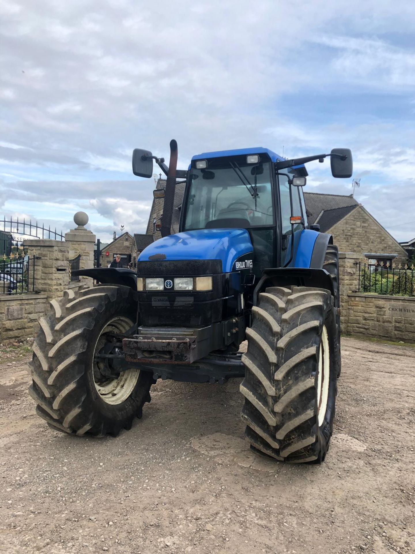 2001 NEWHOLLAND TM165 TRACTOR, CAB HEATER, 4 WHEEL DRIVE, POWER STEERING, DIFF LOCK, 50K GEARBOX - Image 2 of 7