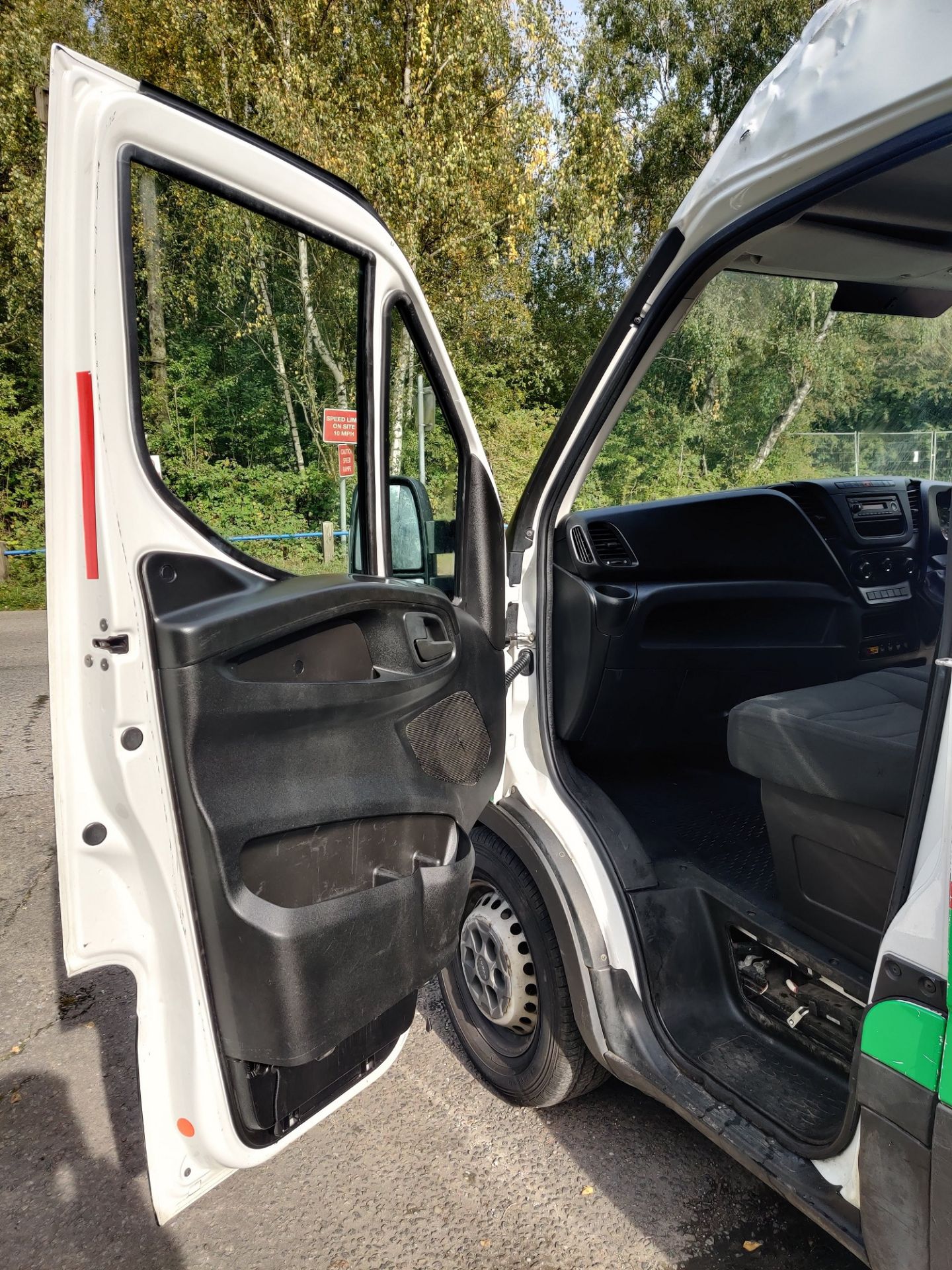 2015/15 REG IVECO DAILY 35S11 MWB WHITE 2.3 DIESEL PANEL VAN, SHOWING 0 FORMER KEEPERS *NO VAT* - Image 8 of 15