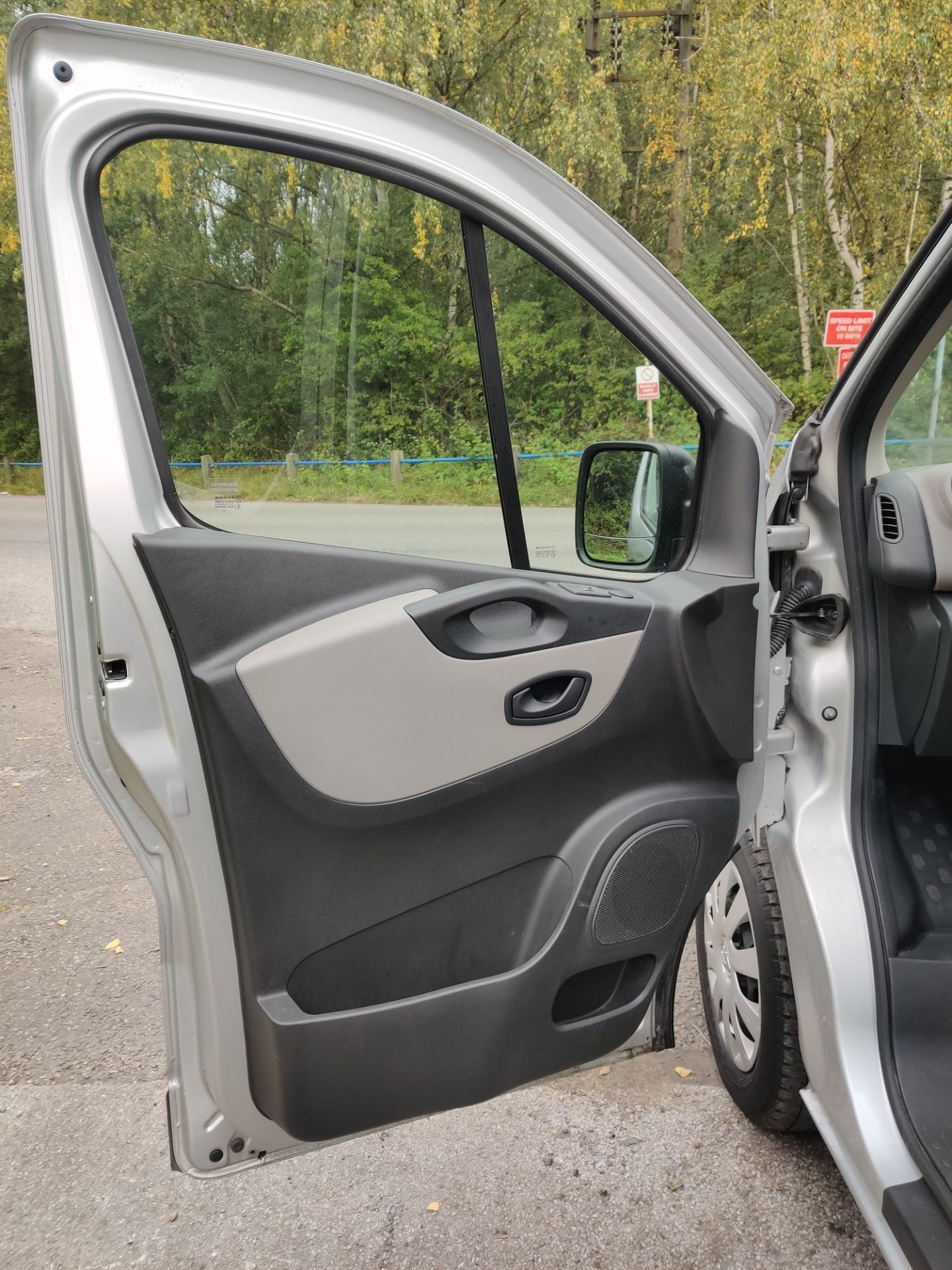 2016/66 REG RENAULT TRAFIC SL27 BUSINESS DCI 1.6 DIESEL SILVER MPV - 7 SEATER *NO VAT* - Image 10 of 16