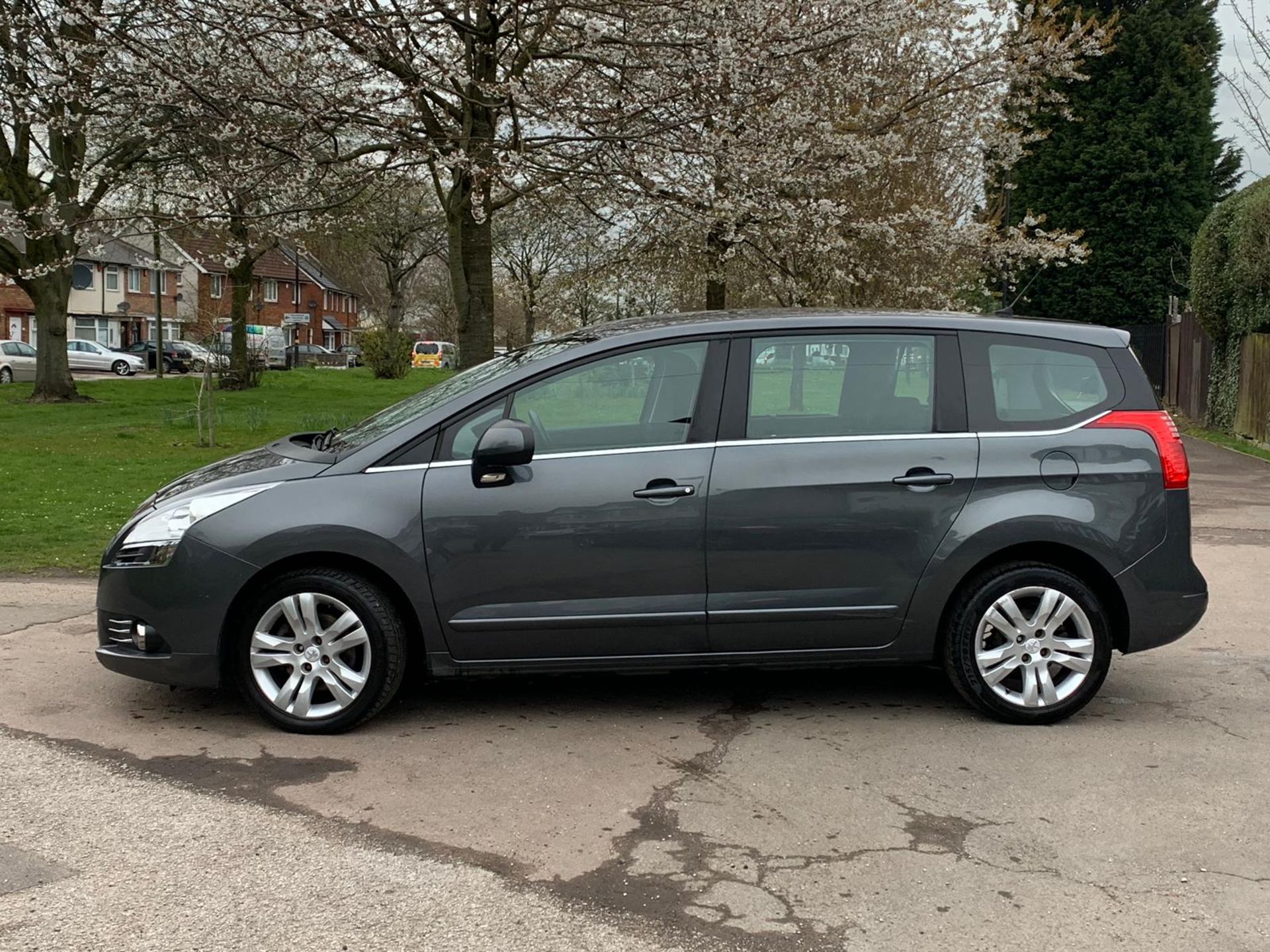 2013/13 REG PEUGEOT 5008 ACTIVE HDI AUTO 2.0 DIESEL METALLIC GREY MPV, LOW MILES *NO VAT* - Image 4 of 11