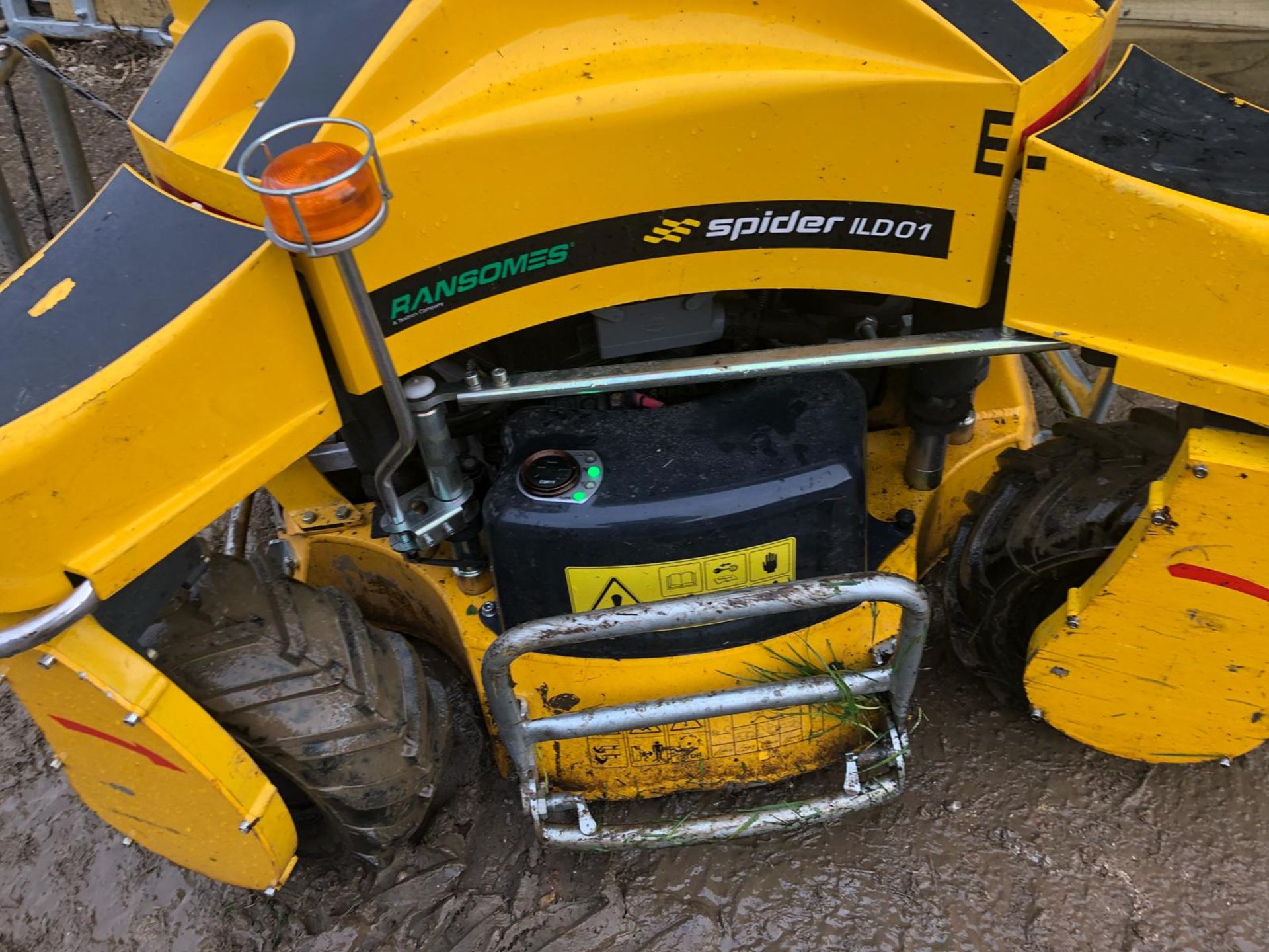 2014 SPIDER ILD01 RADIO-CONTROLLED SLOPE BANK MOWER WITH CONTROL BOX, STARTS, DRIVES, MOWS *PLUS VAT - Image 9 of 17