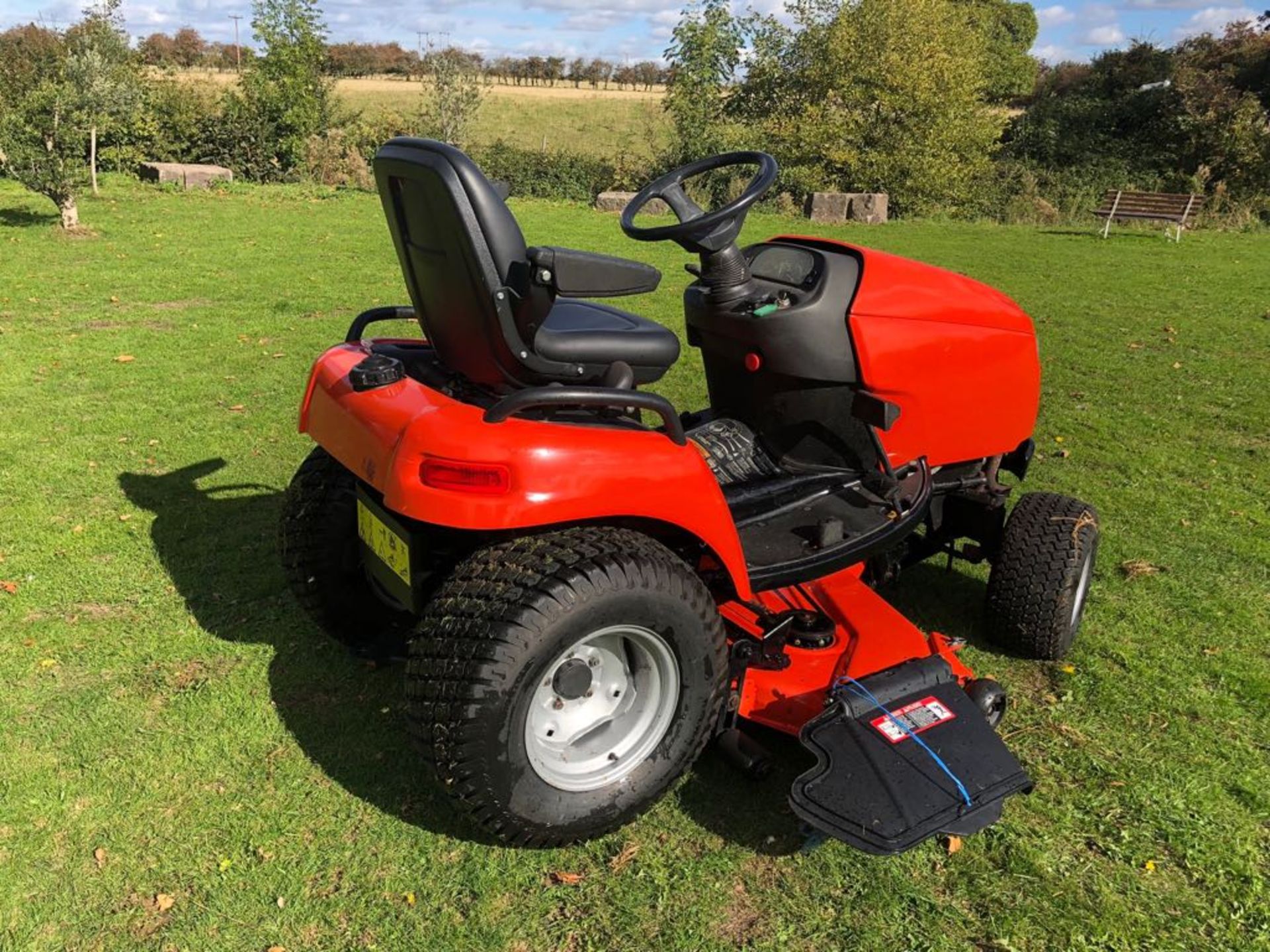 SIMPLICITY LEGACY XL 27HP 3-CYL HYDROSTATIC DIESEL TRACTOR 2WD, 60" CUT, DIFF LOCK *PLUS VAT* - Image 6 of 8