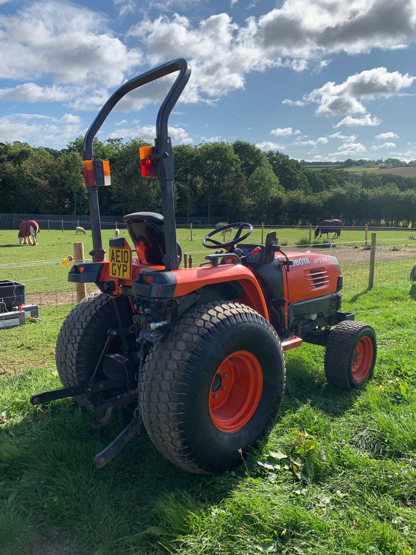 2010/10 REG KUBOTA STV36 4WD HST COMPACT TRACTOR C/W ROLL BAR & TURF TYRES *PLUS VAT* - Image 6 of 17