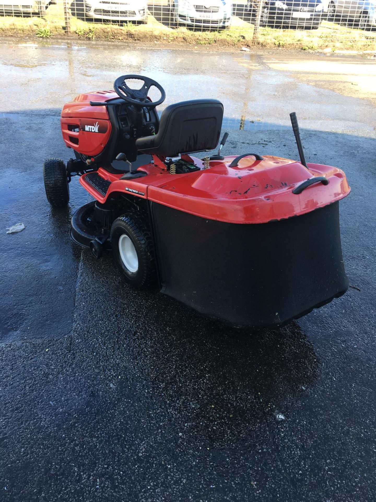 MTD RH135/105B AUTO DRIVE RIDE ON LAWN MOWER *NO VAT* - Image 3 of 13