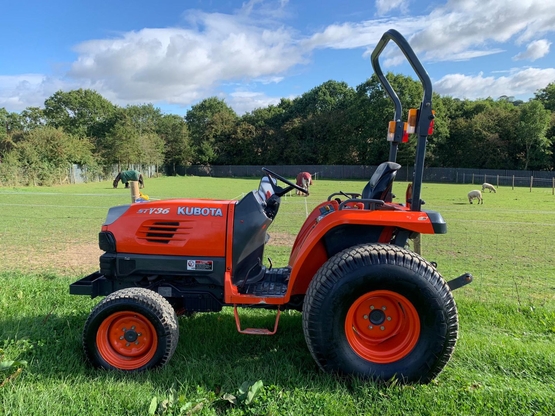 2010/10 REG KUBOTA STV36 4WD HST COMPACT TRACTOR C/W ROLL BAR & TURF TYRES *PLUS VAT* - Image 3 of 17