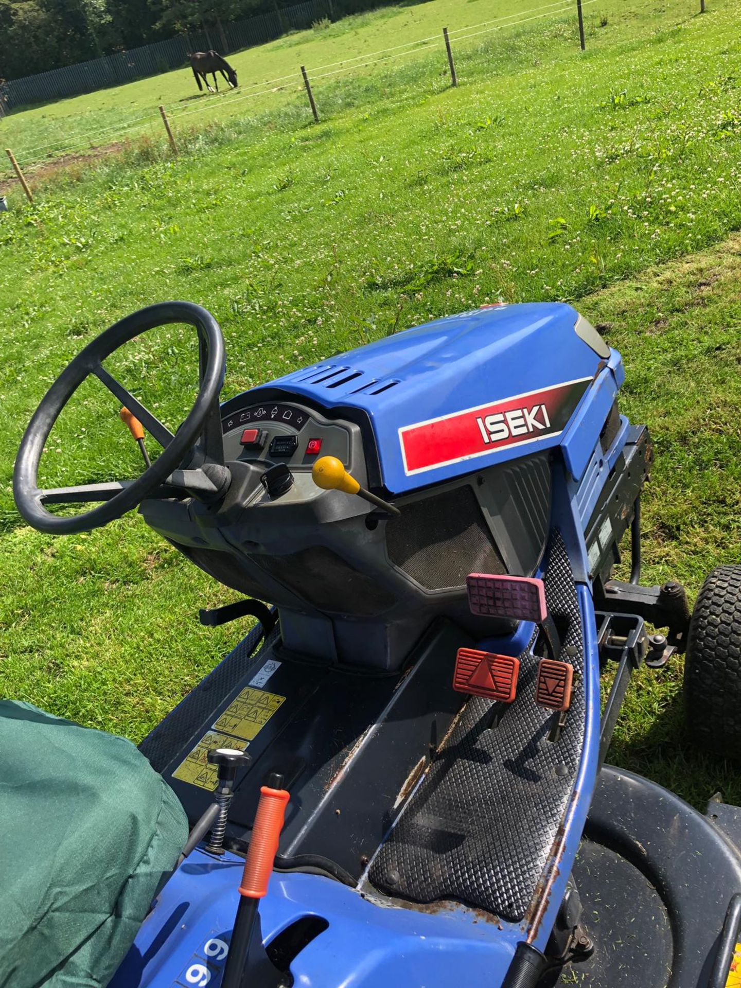 ISEKI SXG19 RIDE ON LAWN MOWER HIGH LIFT COLLECTOR, RUNS WORKS & CUTS, YEAR 2010 *PLUS VAT* - Bild 5 aus 8