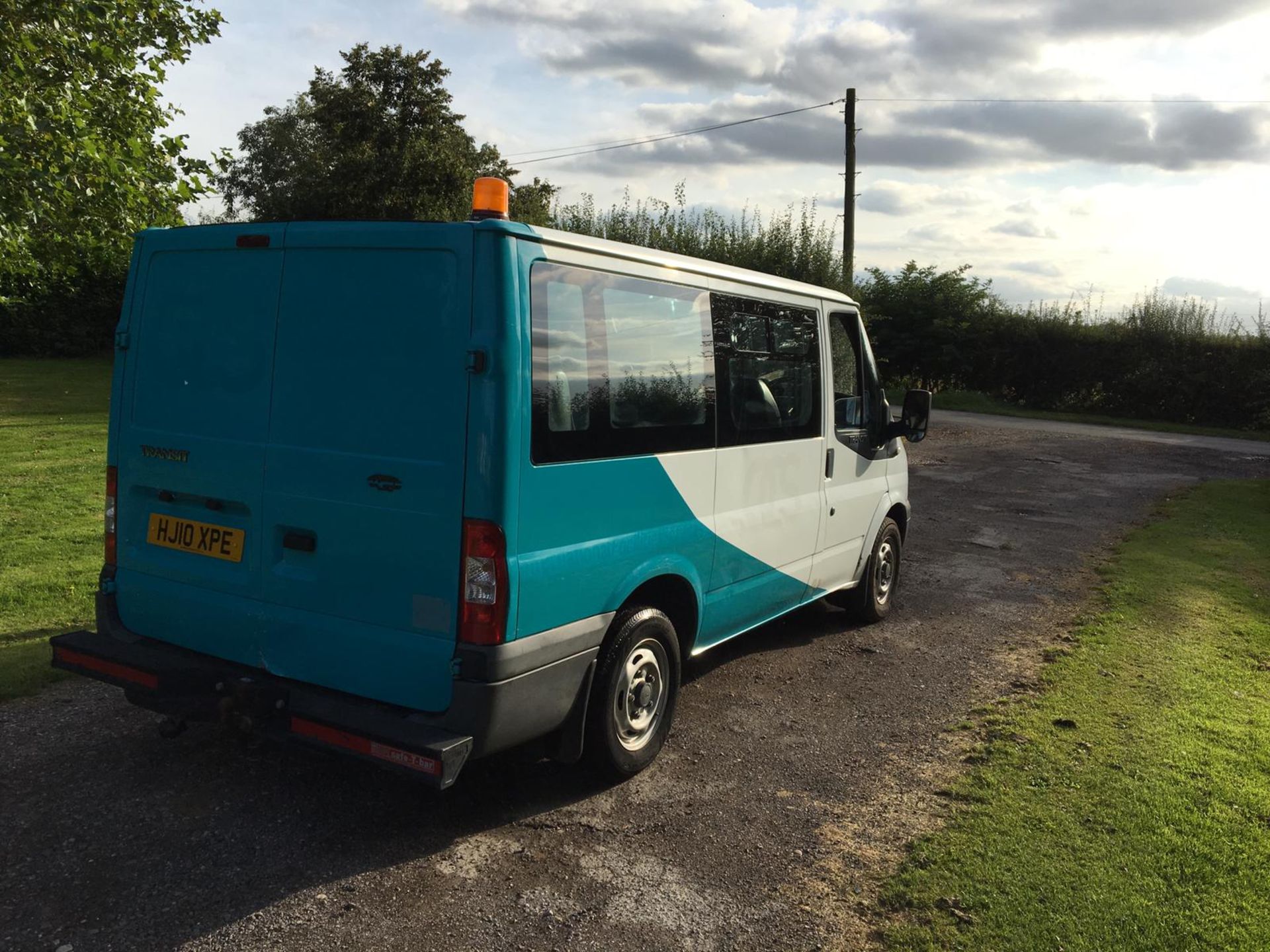 2010/10 REG FORD TRANSIT 85 T260S FWD 2.2 DIESEL WHITE CREW VAN 9 SEATER *PLUS VAT* - Image 11 of 17