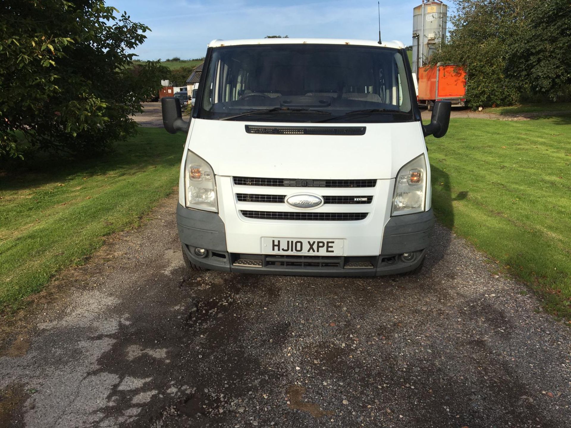 2010/10 REG FORD TRANSIT 85 T260S FWD 2.2 DIESEL WHITE CREW VAN 9 SEATER *PLUS VAT* - Image 2 of 17