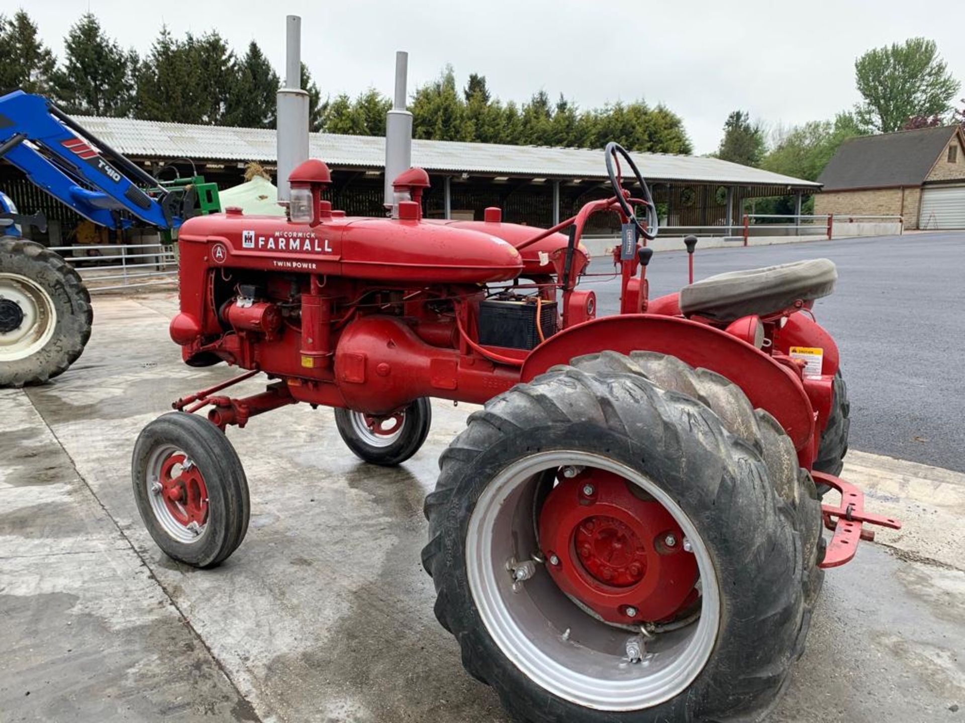 McCORMICK FARMALL A SERIES TWIN POWER TRACTOR, RUNS, DRIVES AND WORKS *PLUS VAT* - Image 4 of 9