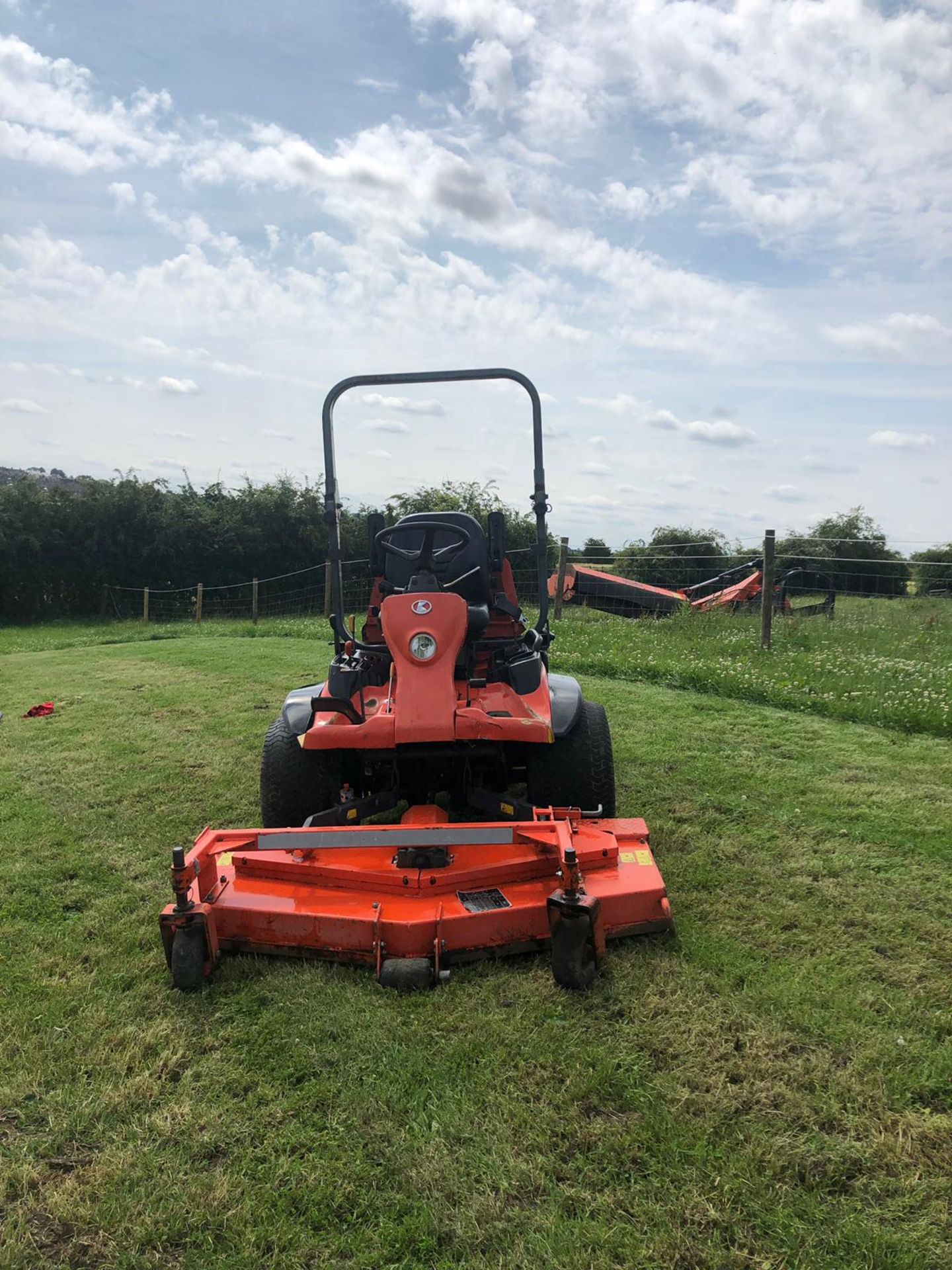 KUBOTA K3680 RIDE ON LAWN MOWER, RUNS WORKS AND CUTS, YEAR 2011, ONLY 1050 HOURS *PLUS VAT* - Image 4 of 5