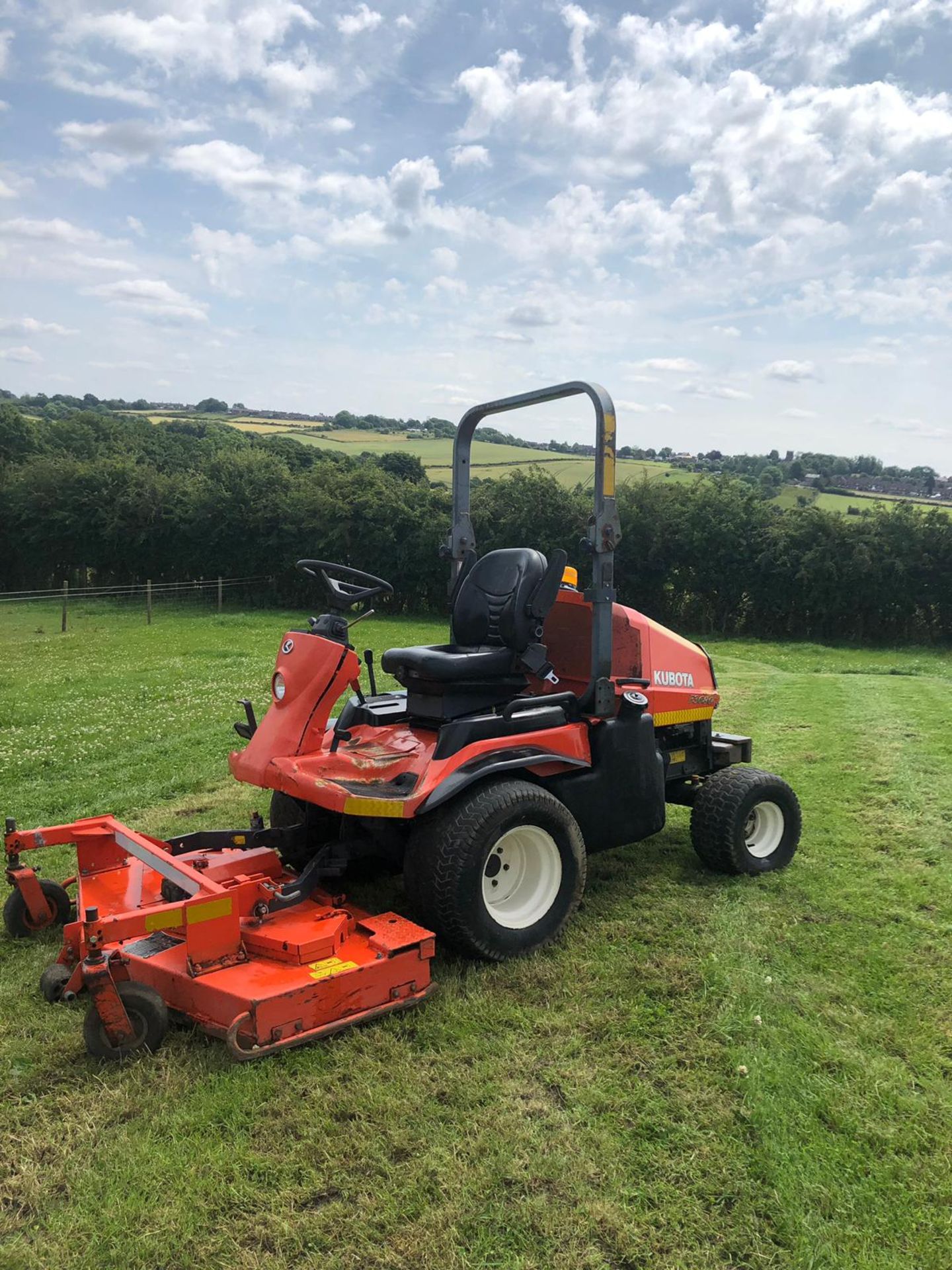 KUBOTA K3680 RIDE ON LAWN MOWER, RUNS WORKS AND CUTS, YEAR 2011, ONLY 1050 HOURS *PLUS VAT* - Image 3 of 5