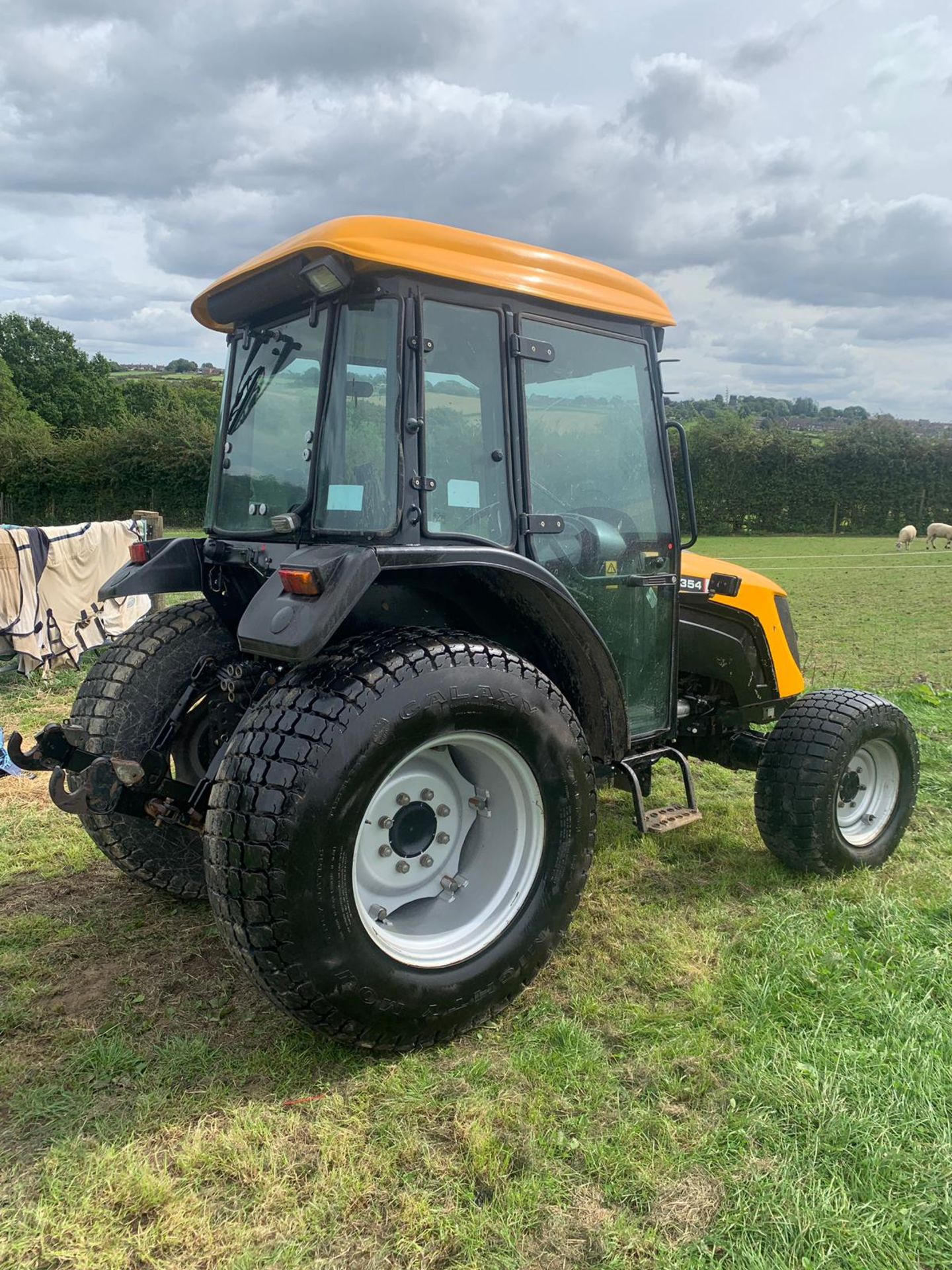 JCB 354 COMPACT TRACTOR WITH FULL GLASS CAB, RUNS AND WORKS, SHOWING 4592 HOURS *PLUS VAT* - Image 5 of 15