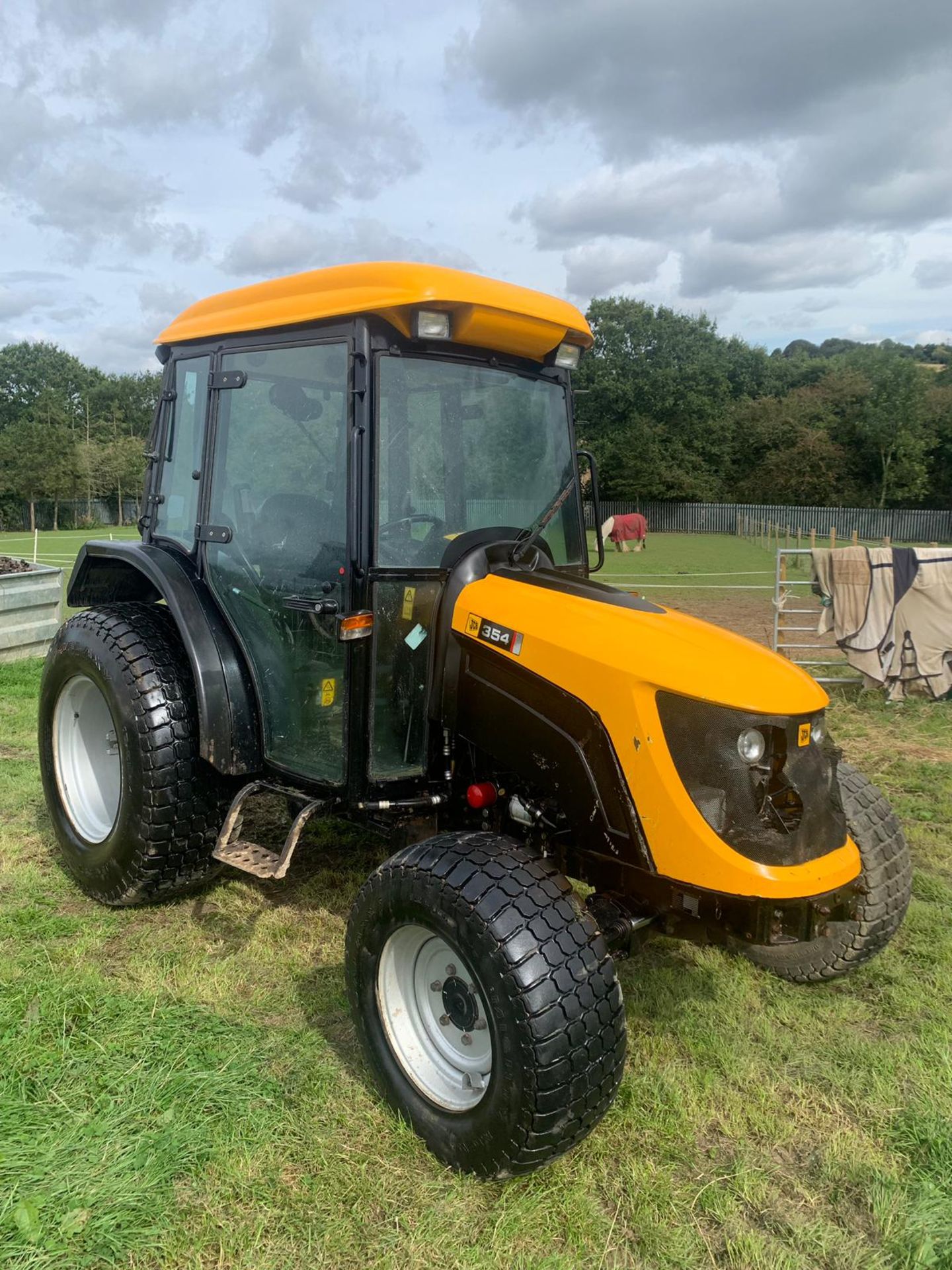 JCB 354 COMPACT TRACTOR WITH FULL GLASS CAB, RUNS AND WORKS, SHOWING 4592 HOURS *PLUS VAT* - Image 2 of 15