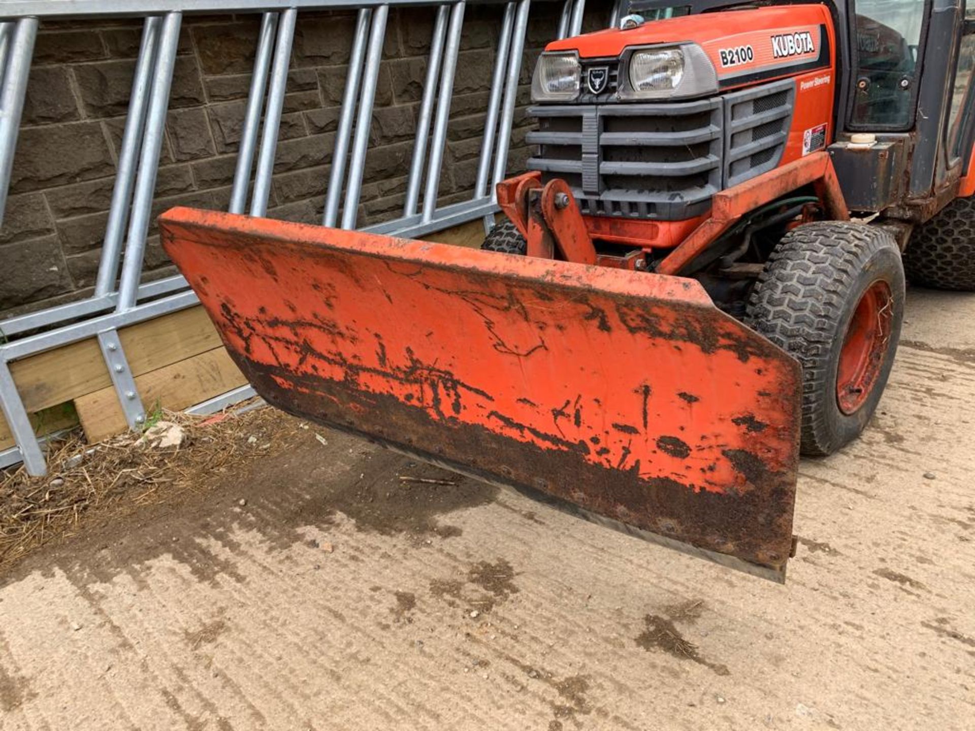 2000/X REG KUBOTA B2100 COMPACT TRACTOR WITH FULL GLASS CAB C/W PLOUGH ATTACHMENT *PLUS VAT* - Image 4 of 11