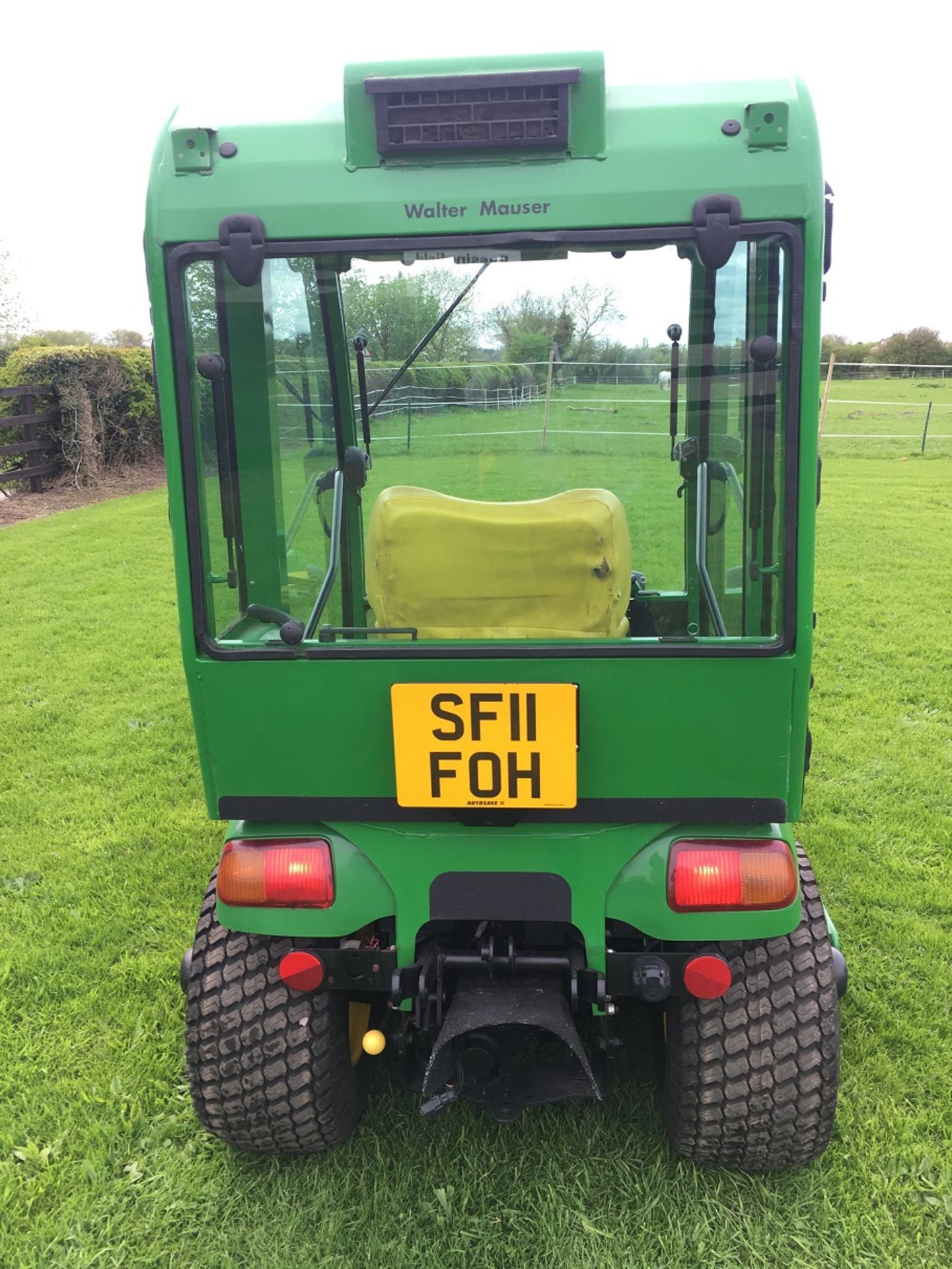 2011 JOHN DEERE X748 RIDE ON MOWER - Image 3 of 7