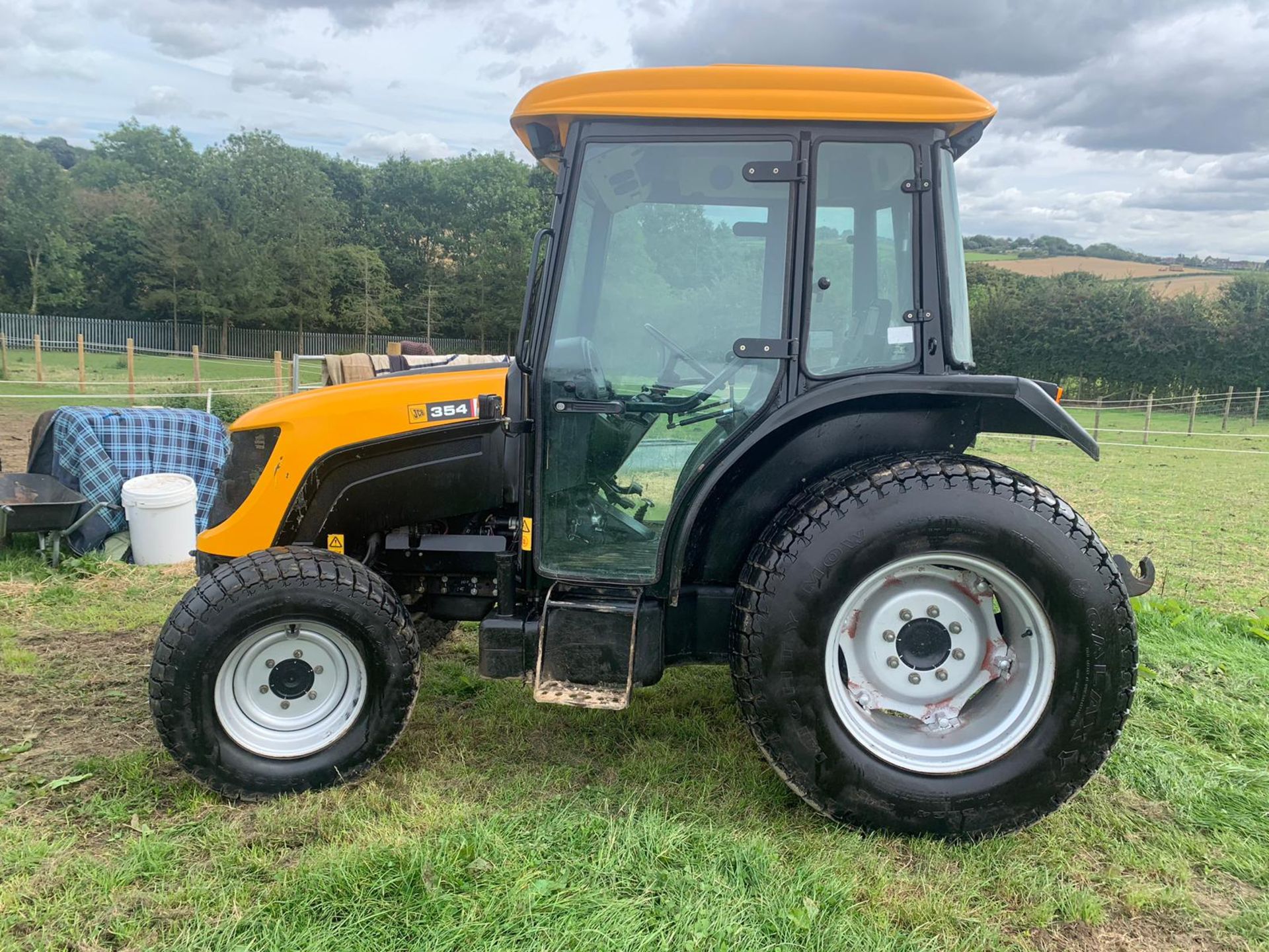 JCB 354 COMPACT TRACTOR WITH FULL GLASS CAB, RUNS AND WORKS, SHOWING 4592 HOURS *PLUS VAT* - Image 4 of 15