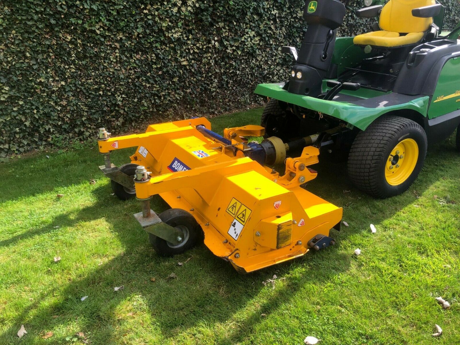 JOHN DEERE 1445 RIDE ON UPFRONT FLAIL MOWER, YEAR 2014, BOMFORD FLAIL MOWER, 4X4, DIESEL *PLUS VAT* - Image 4 of 6