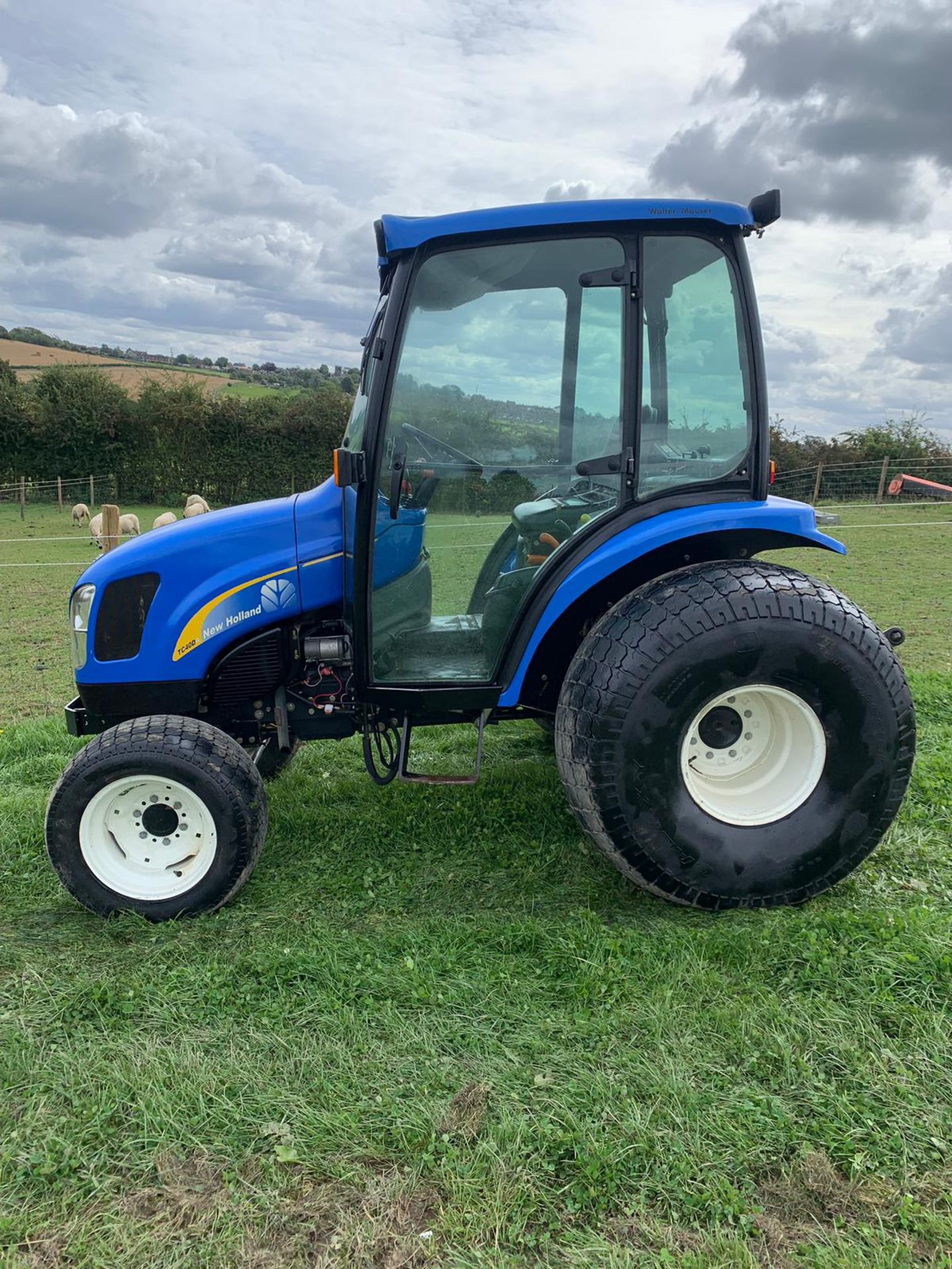 NEW HOLLAND TC40DA COMPACT TRACTOR WITH FULL GLASS CAB, 3 POINT LINKAGE *PLUS VAT* - Image 3 of 15