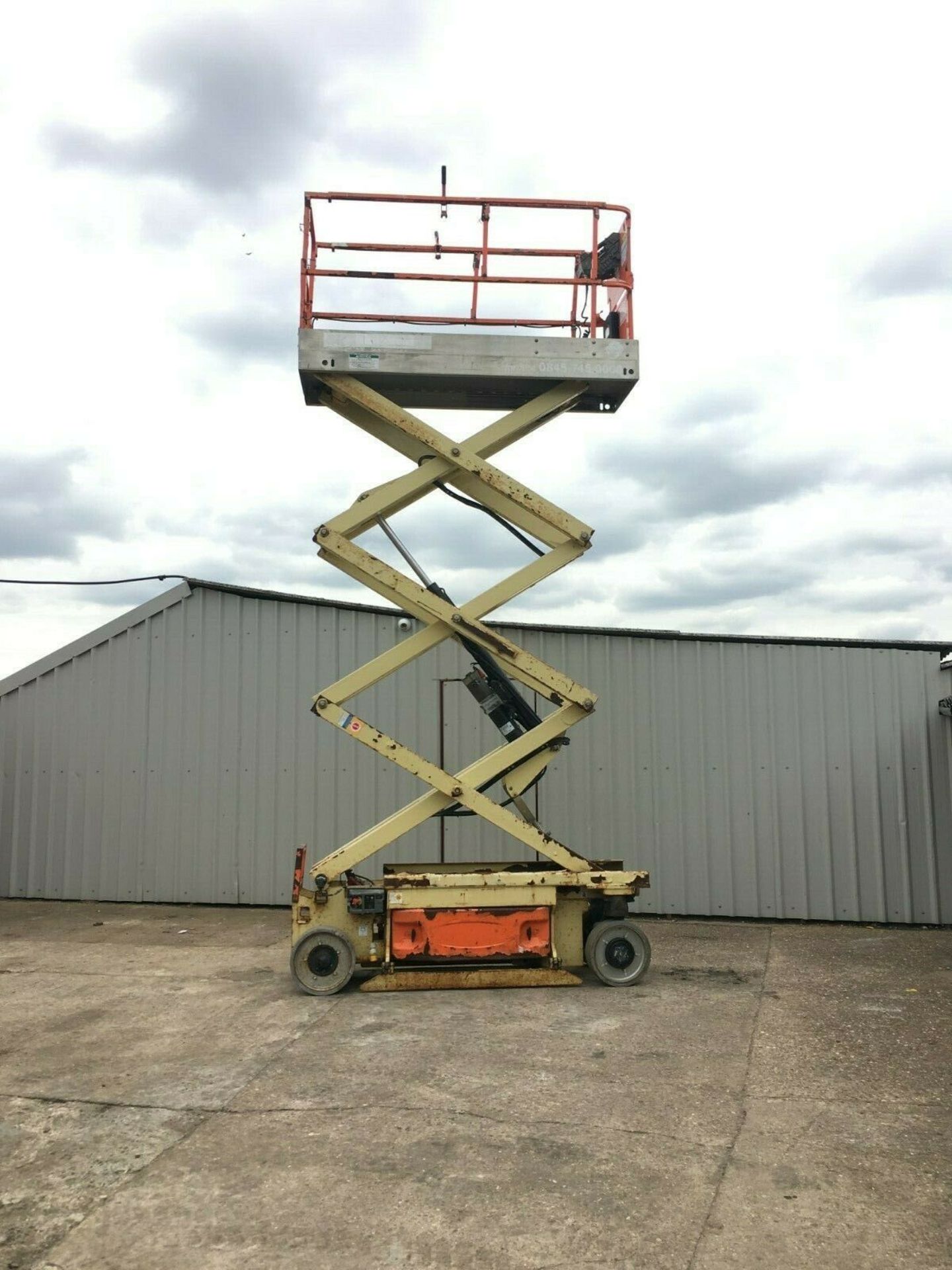 JLG 2030 ES ELECTRIC SCISSOR LIFT, ONLY 181 HOURS, PERFECT WORKING CONDITION *PLUS VAT* - Image 2 of 7