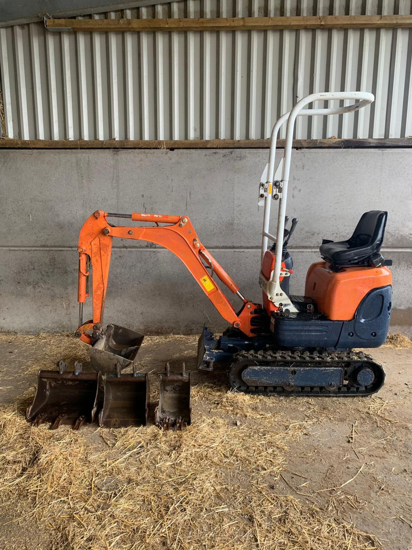 2009 KUBOTA K008-3 (0.8T) MINI MICRO TRACKED DIGGER / EXCAVATOR, C/W 4 X BUCKETS, RUNS, WORKS, DIGS - Image 3 of 16