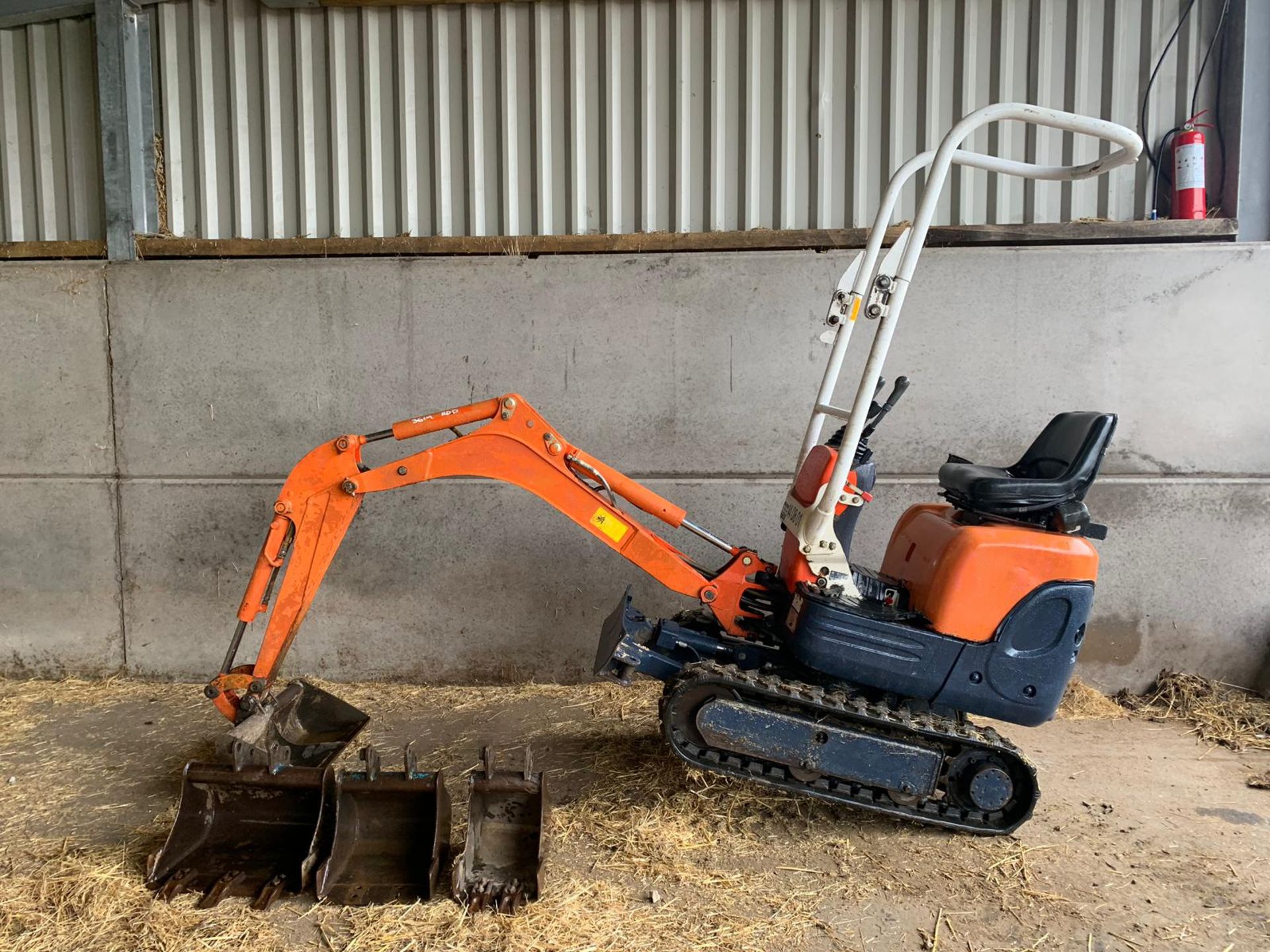 2009 KUBOTA K008-3 (0.8T) MINI MICRO TRACKED DIGGER / EXCAVATOR, C/W 4 X BUCKETS, RUNS, WORKS, DIGS - Image 2 of 16