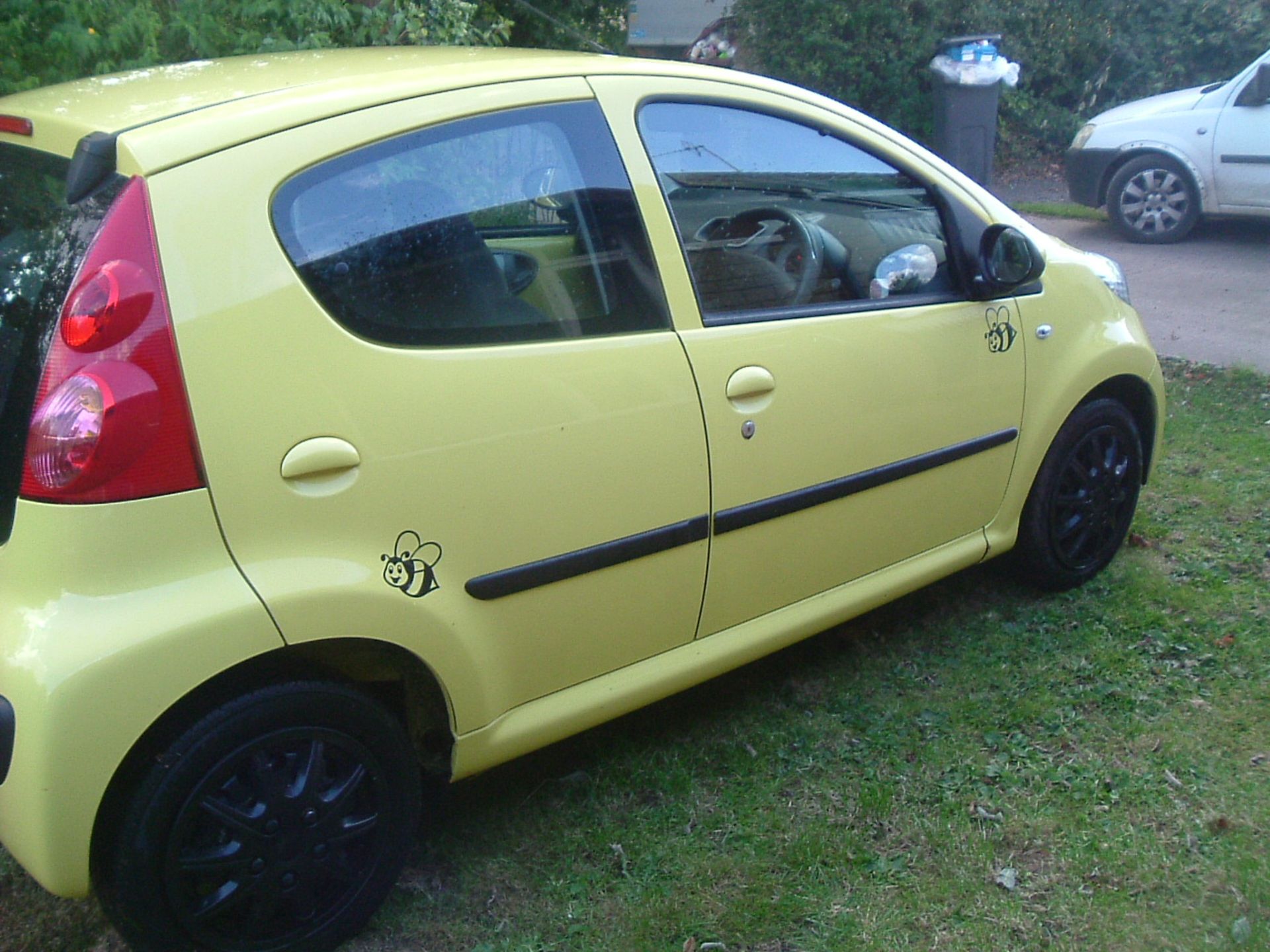 2007/07 REG PEUGEOT 107 URBAN YELLOW 1.0L PETROL 5 DOOR HATCHBACK, SHOWING 1 FORMER KEEPER *NO VAT* - Image 3 of 8