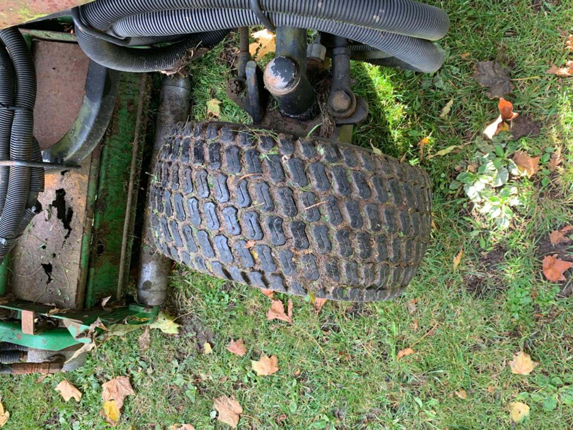 JOHN DEERE 3235A 5 GANG FAIRWAY RIDE ON DIESEL MOWER, IN WORKING CONDITION *NO VAT* - Image 7 of 18