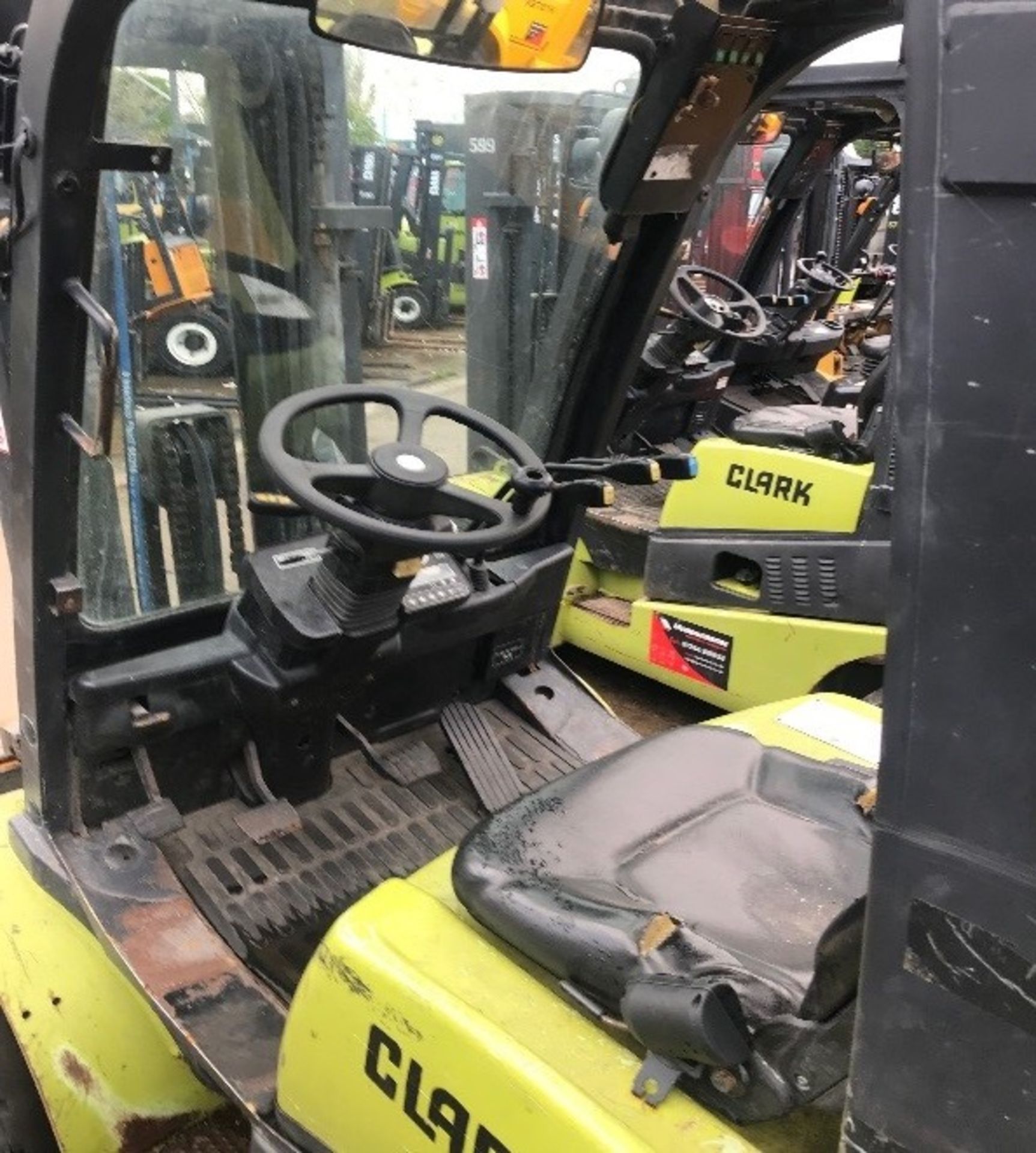 CLARK C30D COUNTERBALANCE DIESEL FORKLIFT, TRIPLE MAST, YEAR 2009 *PLUS VAT* - Image 3 of 4