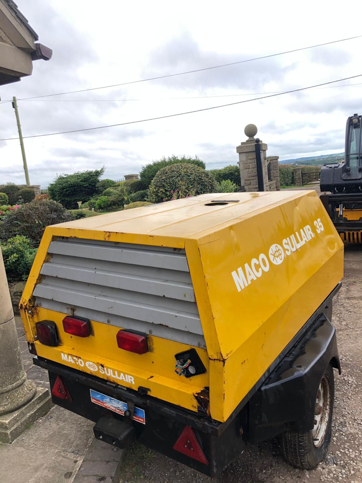 MACO SULLAIR 35 SINGLE AXLE AIR COMPRESSOR, 4 CYLINDER KUBOTA DIESEL ENGINE, RUNS, WORKS, MAKES AIR - Image 4 of 7