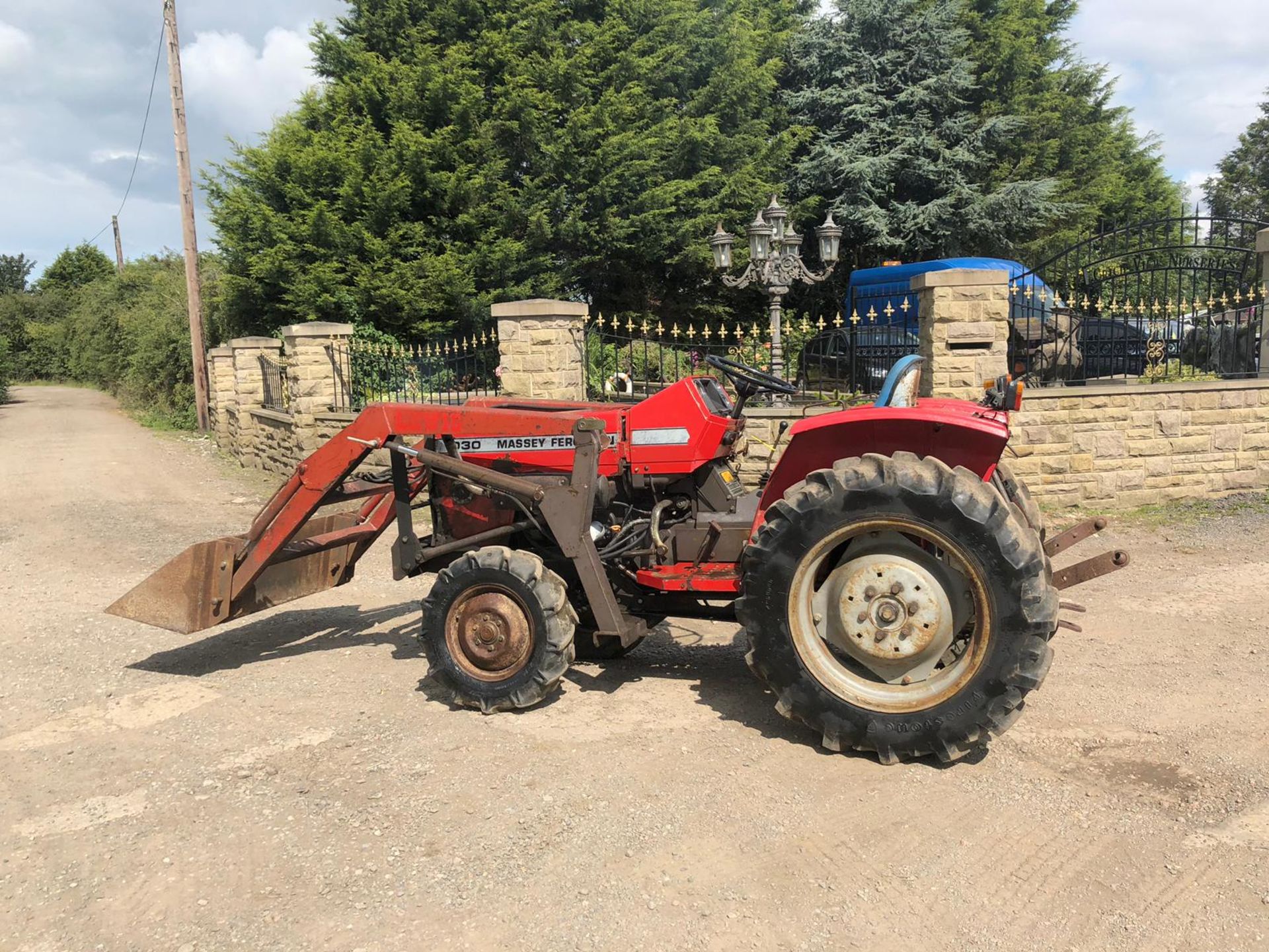 MASSEY FERGUSON 1030 TRACTOR C/W FRONT LOADING SHOVEL, 4 WHEEL DRIVE, 3 POINT LINKAGE ,REAR PTO ETC