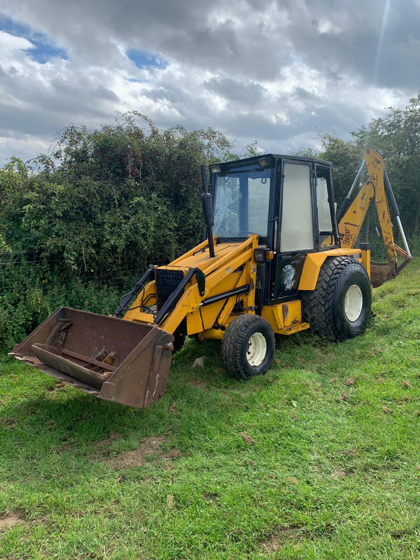 LEWIS BADGER COMPACT TRACTOR LOADER 4X4 BACKHOE DIGGER C/W EXTRA BUCKET *PLUS VAT* - Image 2 of 9