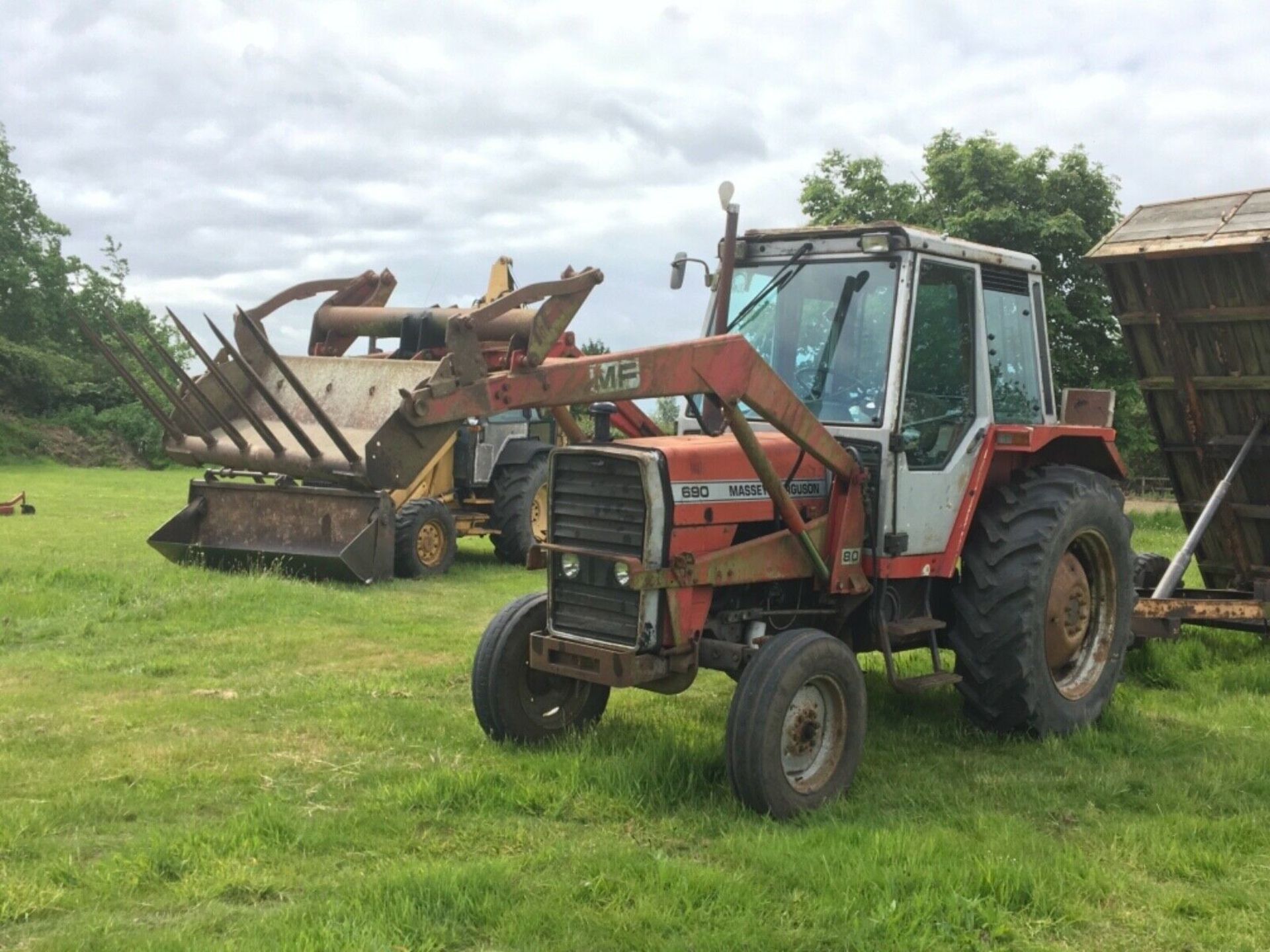 MASSEY FERGUSON 690 DIESEL 2WD TRACTOR WITH FRONT LOADER, RUNS, WORKS, AND LIFTS *NO VAT* - Image 3 of 3