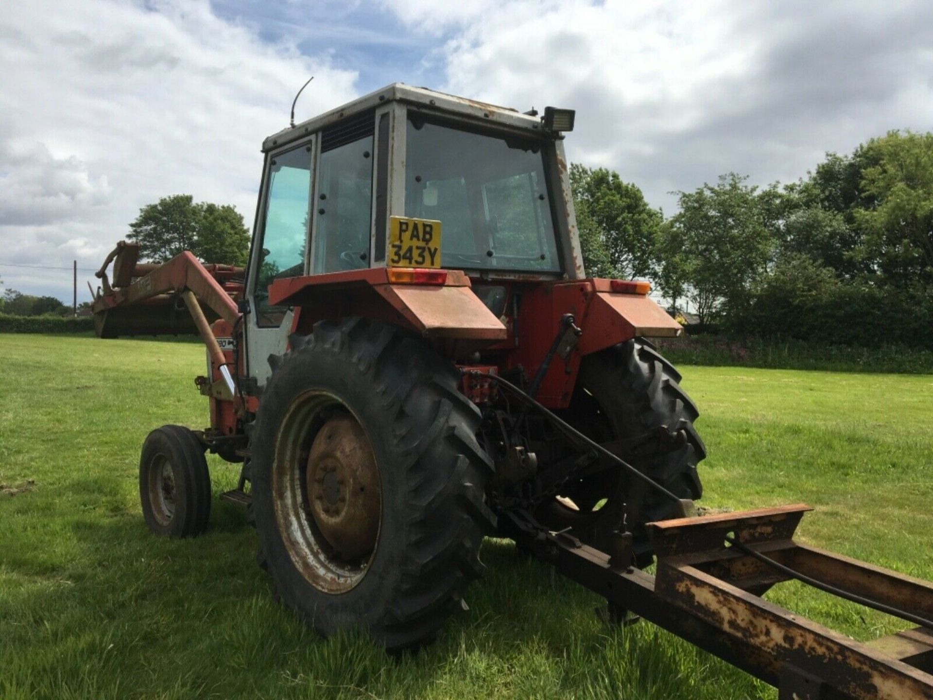 MASSEY FERGUSON 690 DIESEL 2WD TRACTOR WITH FRONT LOADER, RUNS, WORKS, AND LIFTS *NO VAT* - Image 2 of 3