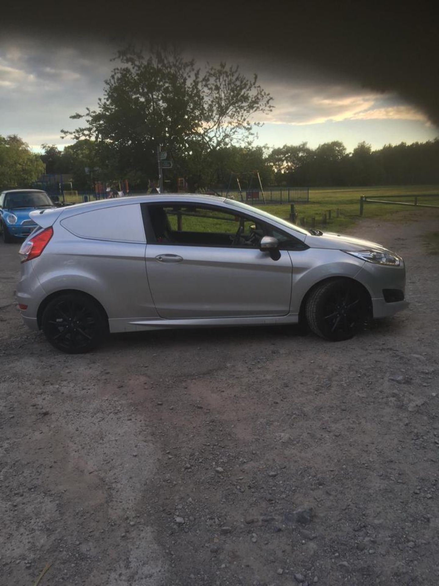 2017/66 REG FORD FIESTA TDCI 1.5 DIESEL SILVER CAR / VAN, SHOWING 0 FORMER KEEPERS *NO VAT* - Image 2 of 5