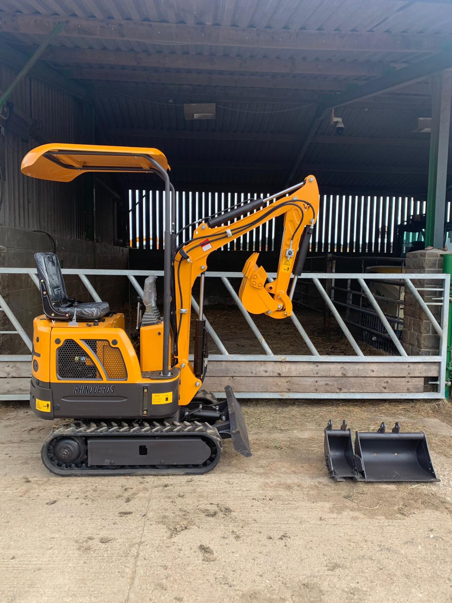 2019 - NEW & UNUSED MINI TRACKED EXCAVATOR MICRO RHINOCEROS XN08 C/W 3 X BUCKETS *PLUS VAT* - Image 8 of 10