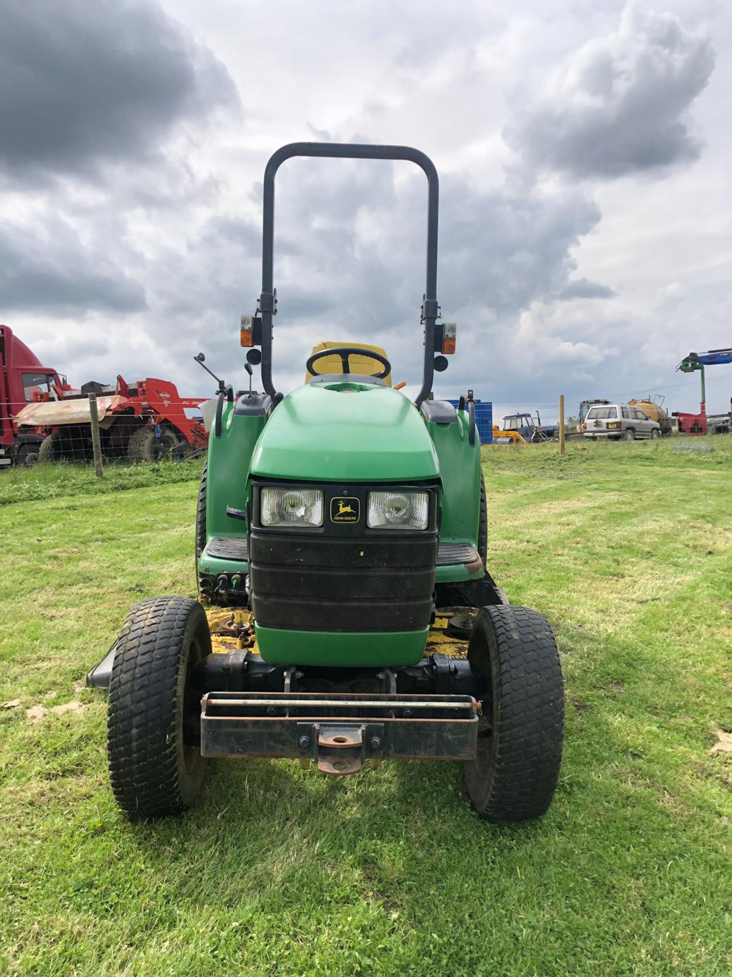 2000/W REG JOHN DEERE 4300 COMPACT TRACTOR C/W MID MOUNTED GRASS CUTTING DECK *PLUS VAT* - Image 2 of 6