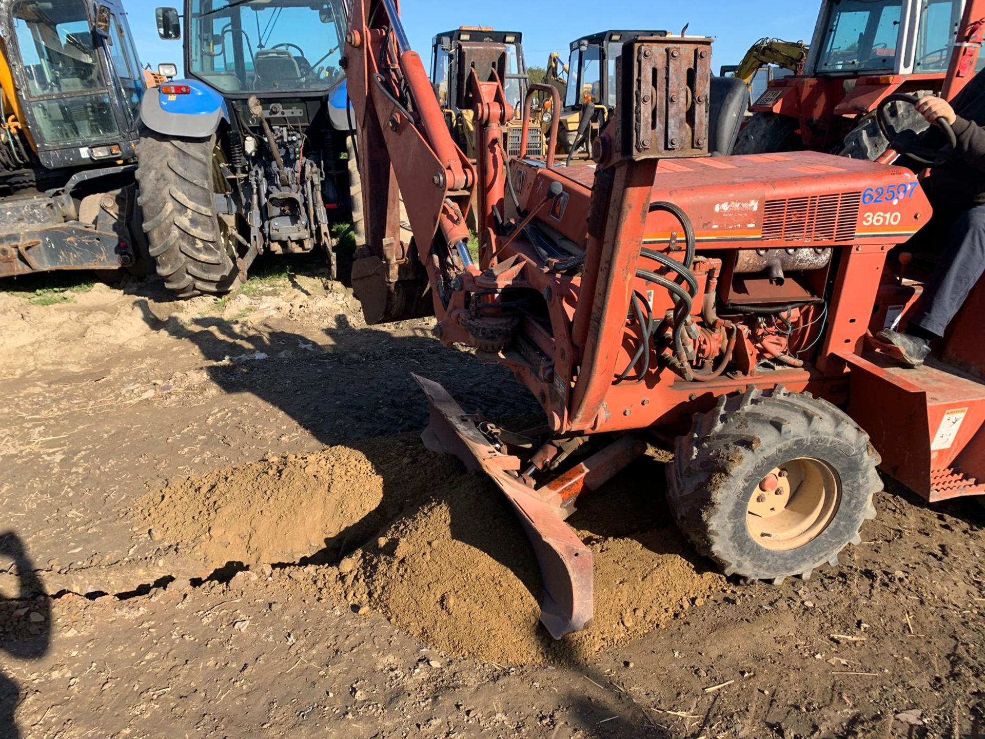 DITCH WITCH 3610 TRENCHER C/W A222 BACKHOE ATTACHMENT, RUNS, WORKS AND DIGS *PLUS VAT* - Image 14 of 16