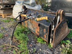 4-IN-1 HYDRAULIC 1.2M WIDE BUCKET WITH BRACKET & TEETH, REMOVED FROM AVANT LOADER, IN WORKING ORDER