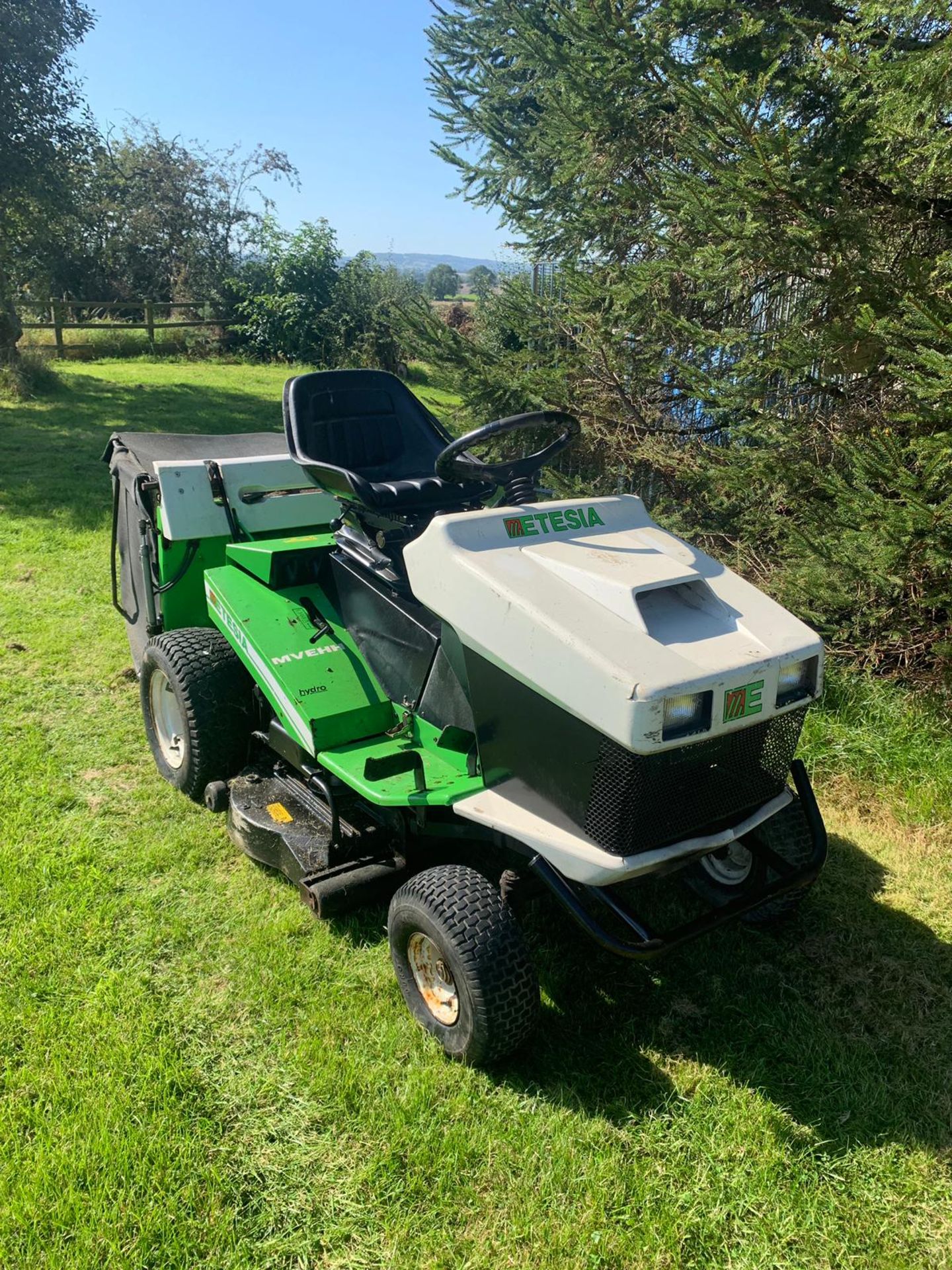 ETESIA MVEHH HYDRO RIDE ON LAWN MOWER C/W REAR GRASS COLLECTOR, RUNS, WORKS AND CUTS *PLUS VAT* - Image 2 of 16