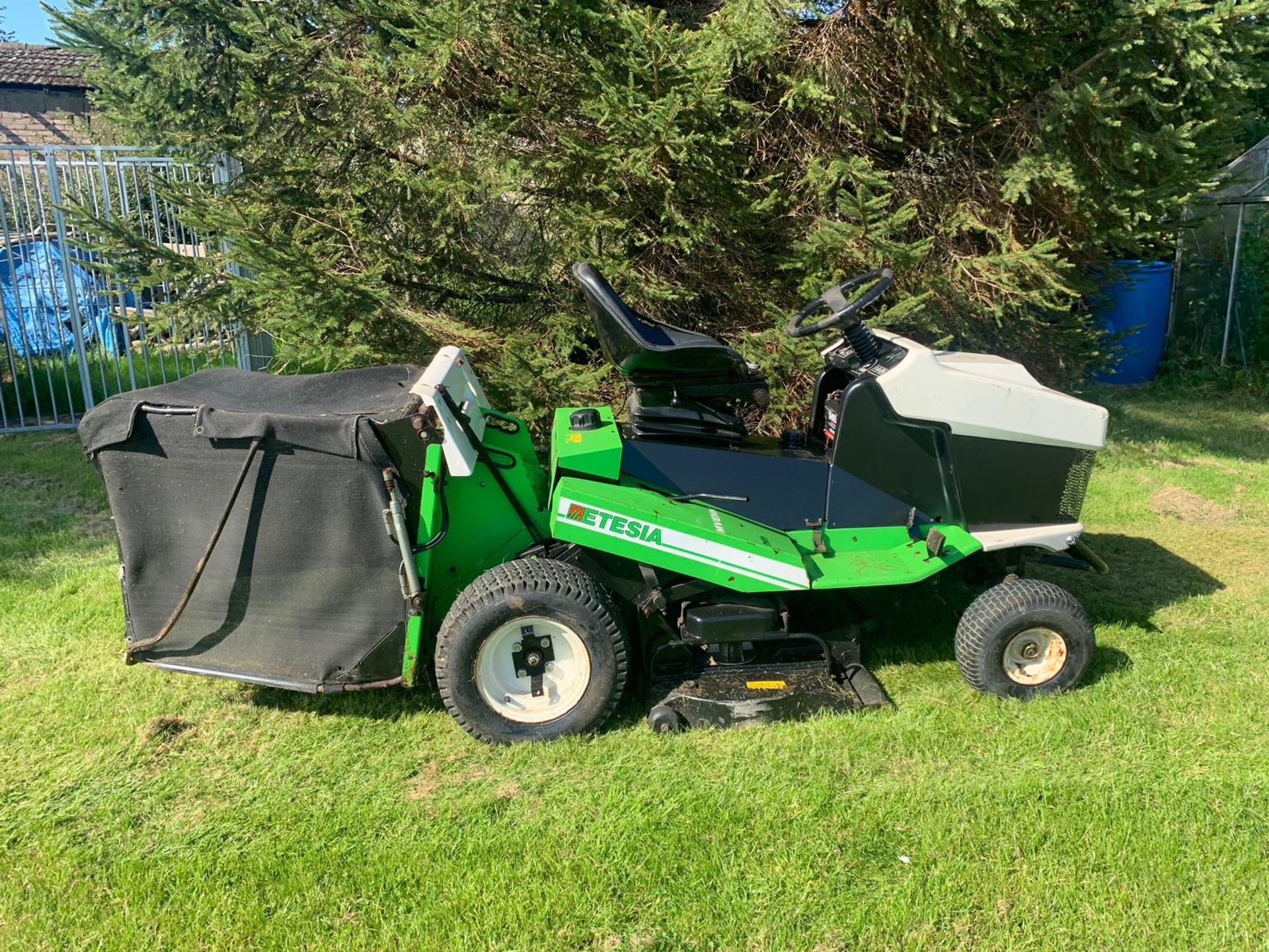 ETESIA MVEHH HYDRO RIDE ON LAWN MOWER C/W REAR GRASS COLLECTOR, RUNS, WORKS AND CUTS *PLUS VAT* - Image 10 of 16