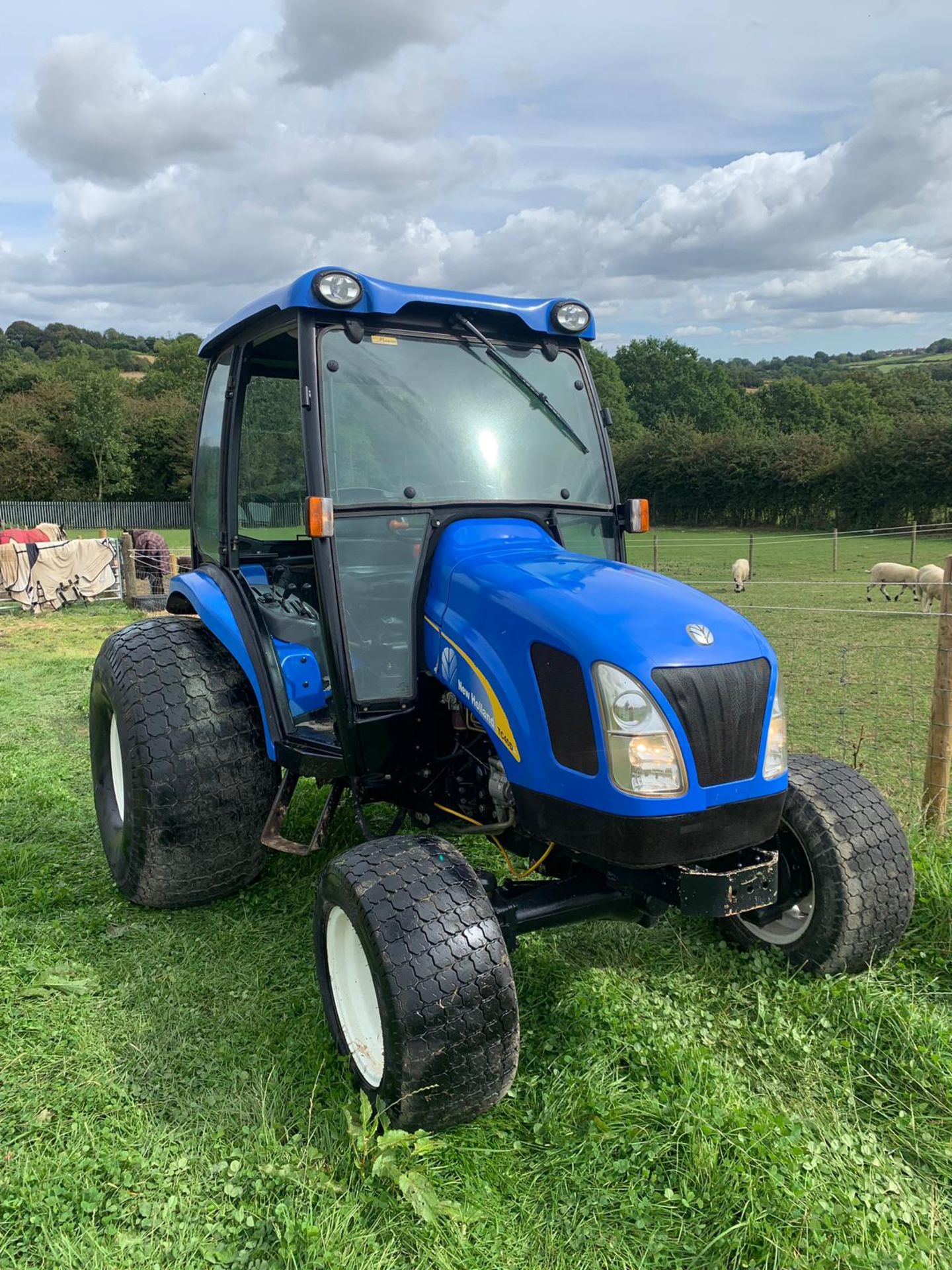 NEW HOLLAND TC40DA COMPACT TRACTOR WITH FULL GLASS CAB, 3 POINT LINKAGE *PLUS VAT* - Image 2 of 15