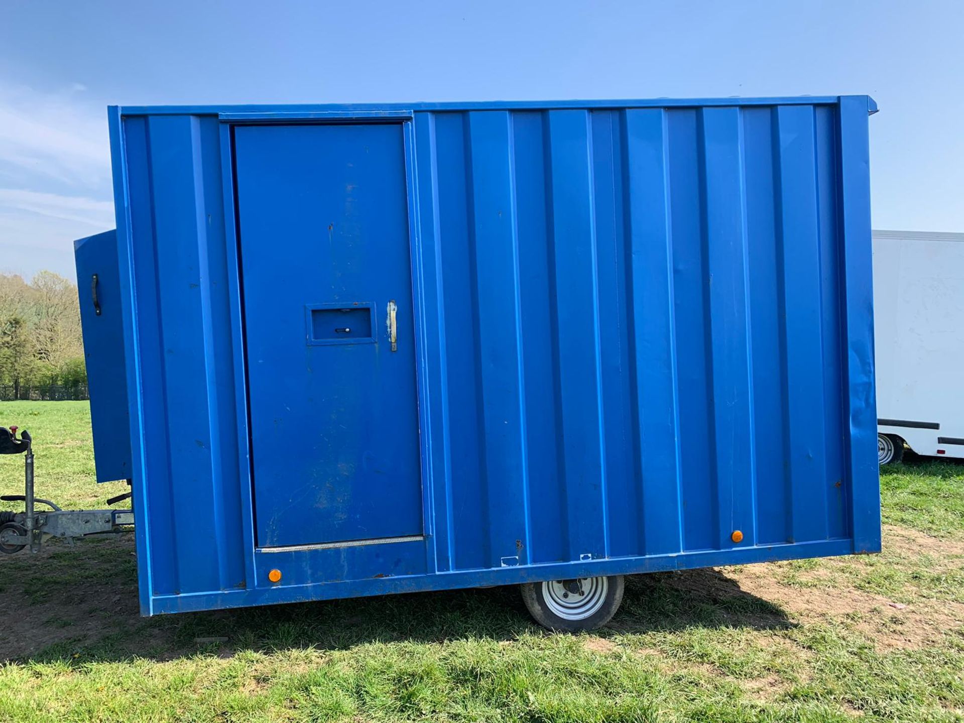 2010 BLUE SINGLE AXLE TOW ABLE GROUNDHOG MOBILE CANTEEN, EVERYTHING INSIDE IS INCLUDED *PLUS VAT*