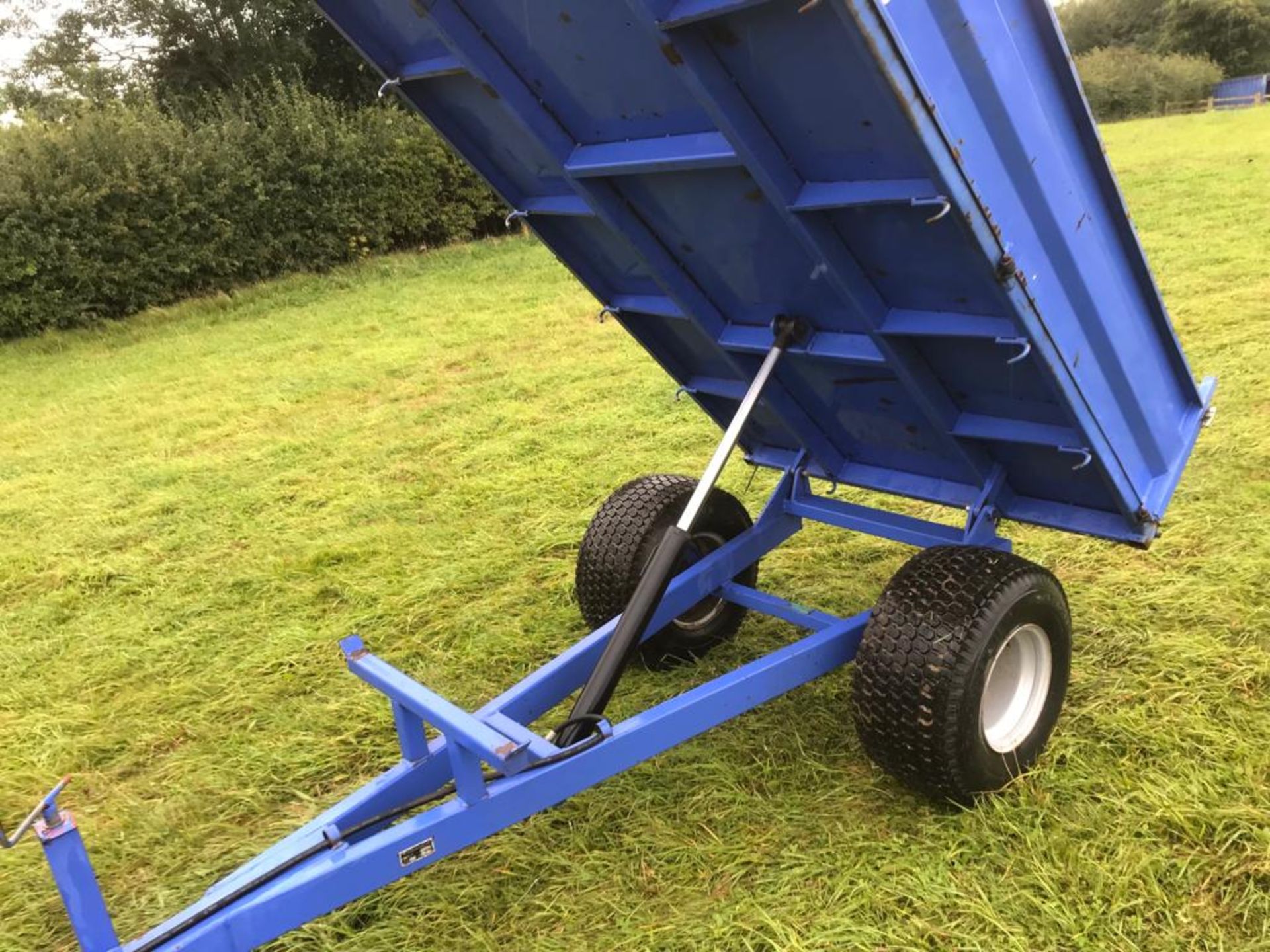 LEWIS DROP SIDE TIPPING TRAILER IDEAL FOR COMPACT TRACTOR, YEAR 2010, EX-COUNCIL *PLUS VAT* - Image 3 of 8