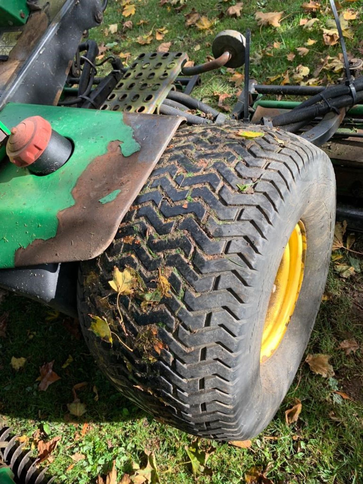 JOHN DEERE 4x4 3235A 5 GANG FAIRWAY RIDE ON DIESEL MOWER, IN GOOD WORKING CONDITION *NO VAT* - Image 7 of 17