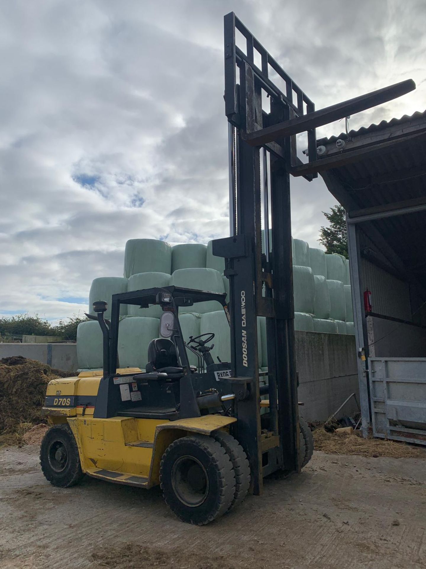 YEAR 2006, DAEWOO DOOSAN D70S 7000 KG TWIN WHEEL DIESEL FORKLIFT YELLOW/BLACK *PLUS VAT* - Image 2 of 9