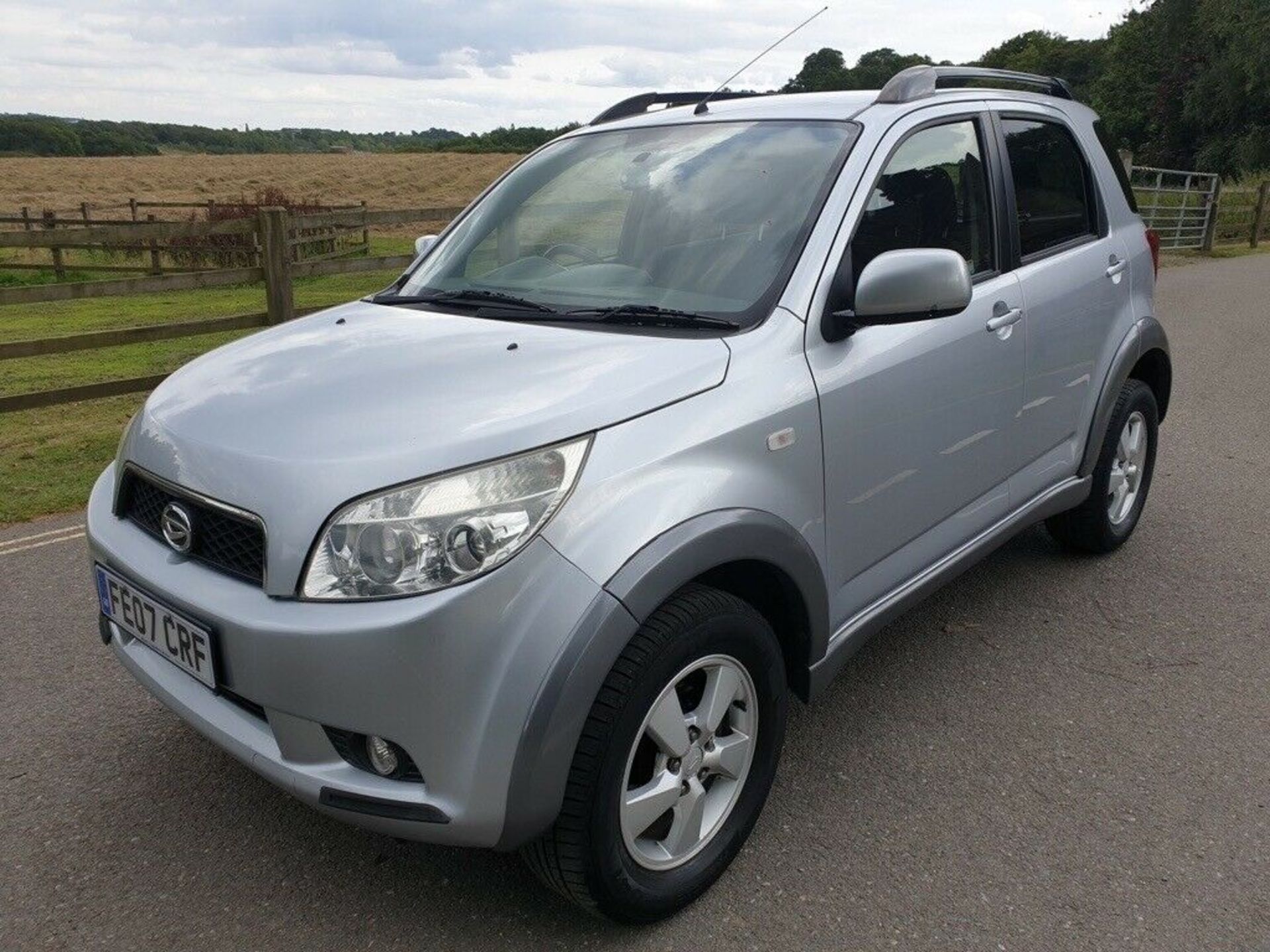 2007/07 REG DAIHATSU TERIOS SX 1.5 PETROL SILVER 5 DOOR HATCHBACK, SHOWING 3 FORMER KEEPERS *NO VAT* - Image 2 of 9