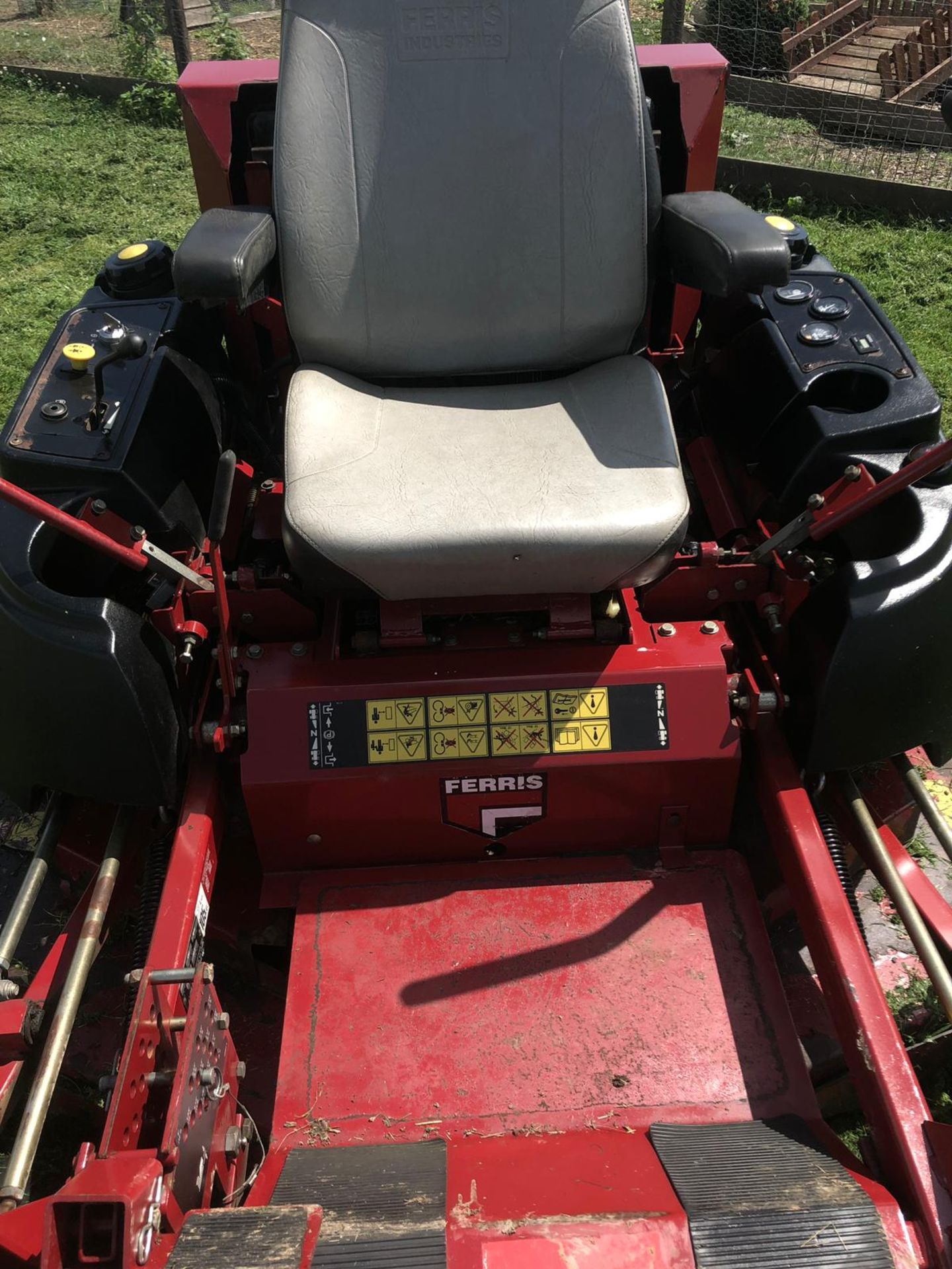 FERRIS IS5000 ZERO TURN RIDE ON LAWN MOWER, RUNS, WORKS AND CUTS, ONLY 1093 HOURS *PLUS VAT* - Image 5 of 7
